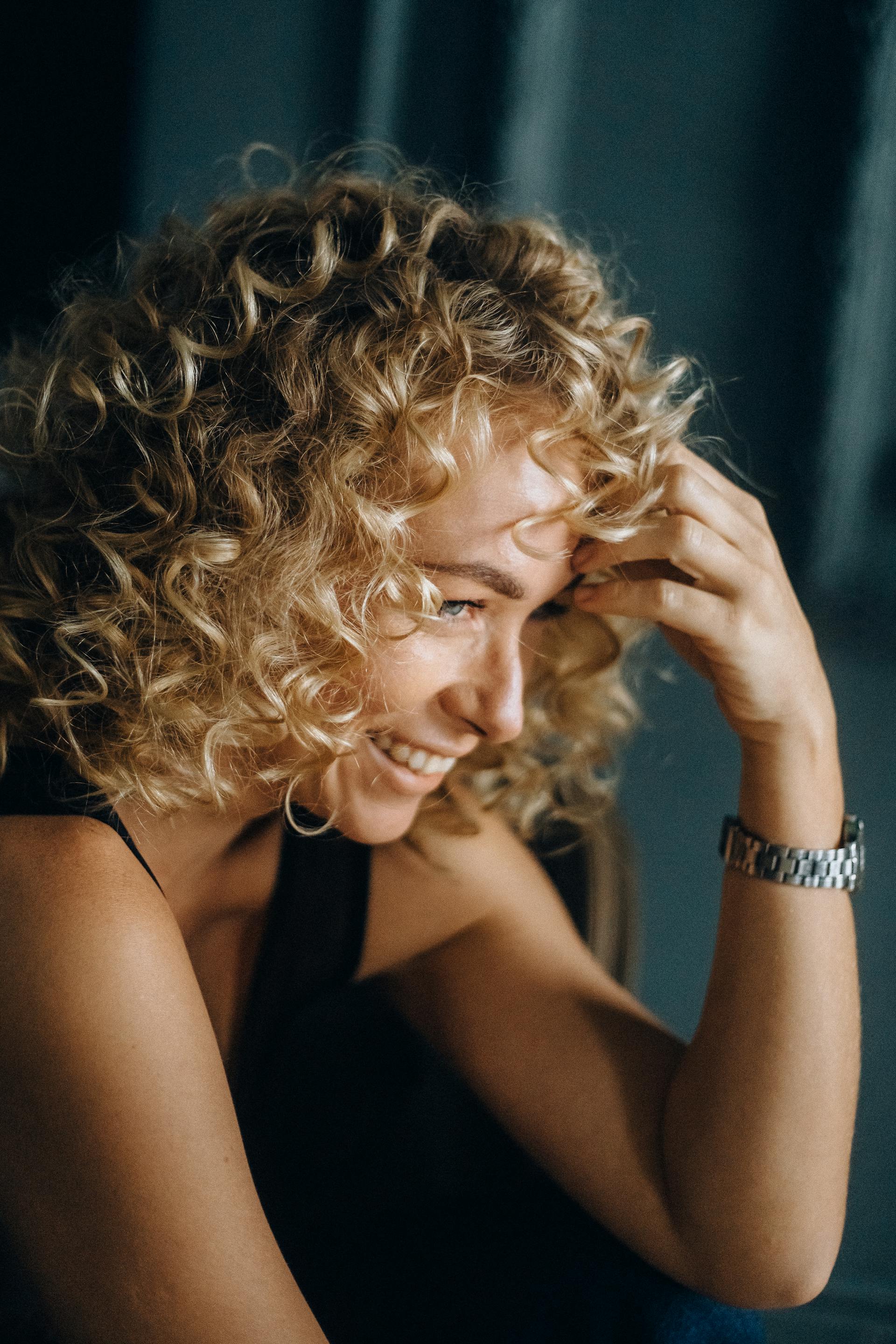 Une femme souriante | Source : Pexels