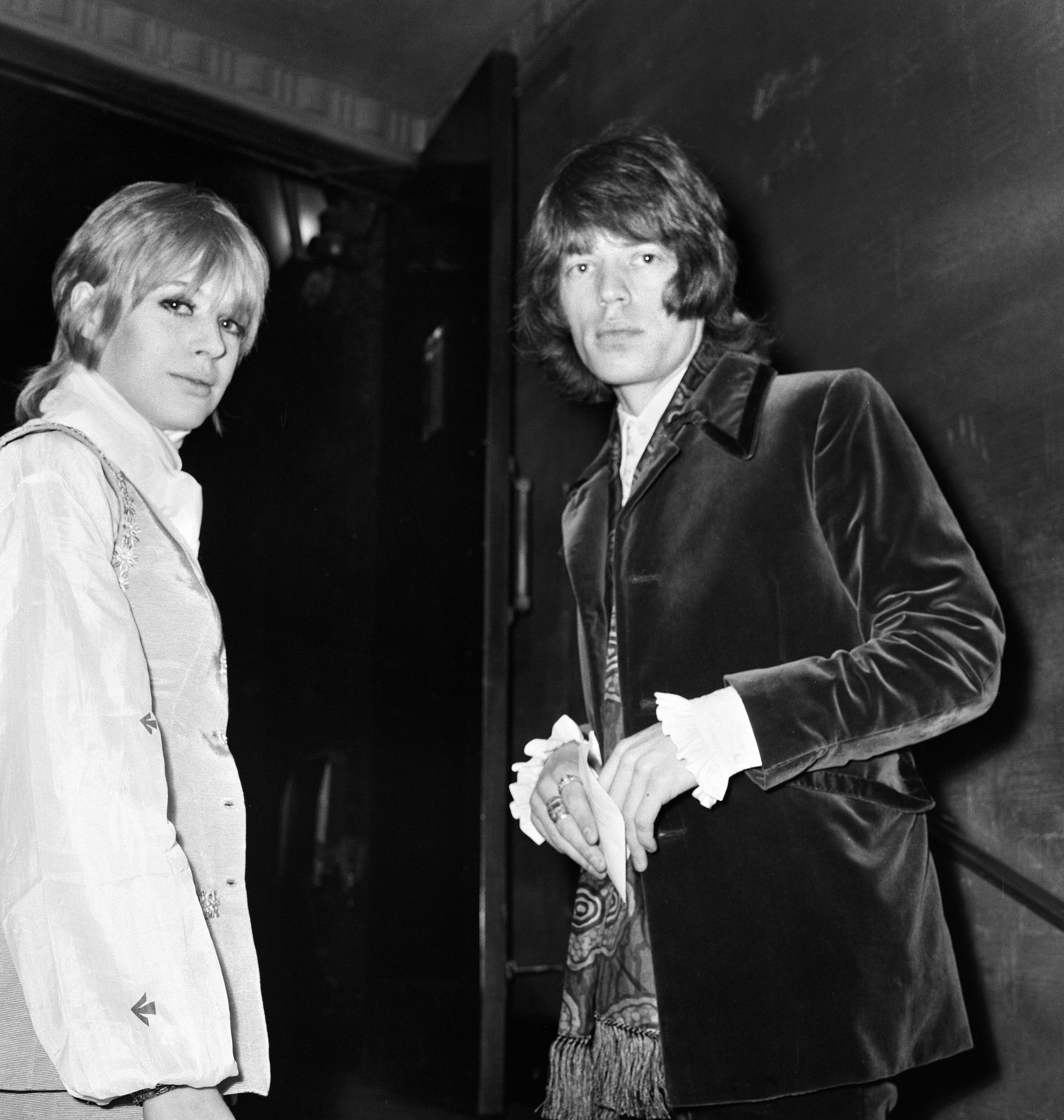 Marianne Faithfull et Mick Jagger assistent à la première de "2001 L'Odyssée de l'espace", en 1968 | Source : Getty Images