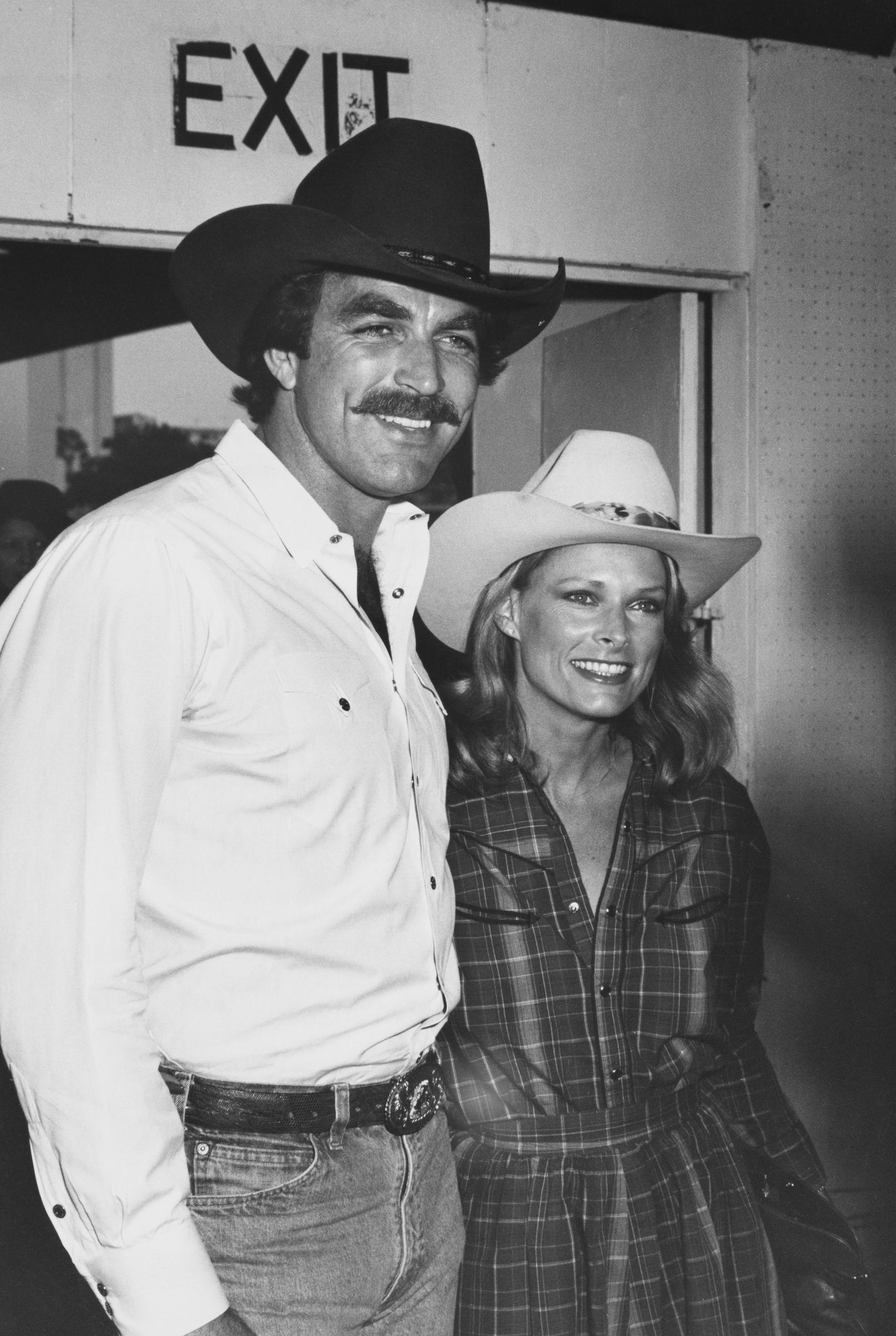 Tom Selleck et Jacqueline Ray assistent à la 27e soirée bénéfice annuelle SHARE Boomtown, le 1er mai 1980, à Los Angeles, en Californie. | Source : Getty Images