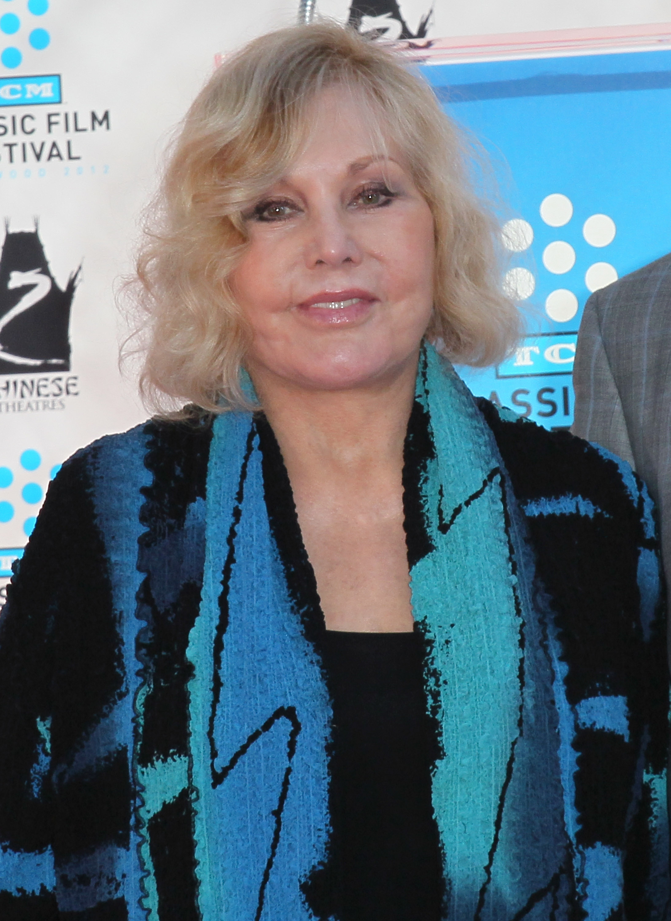 Kim Novak est immortalisée par une cérémonie des mains et des empreintes dans le cadre du Festival du film classique TCM 2012 au Grauman's Chinese Theatre à Hollywood, en Californie, le 14 avril 2012. | Source : Getty Images