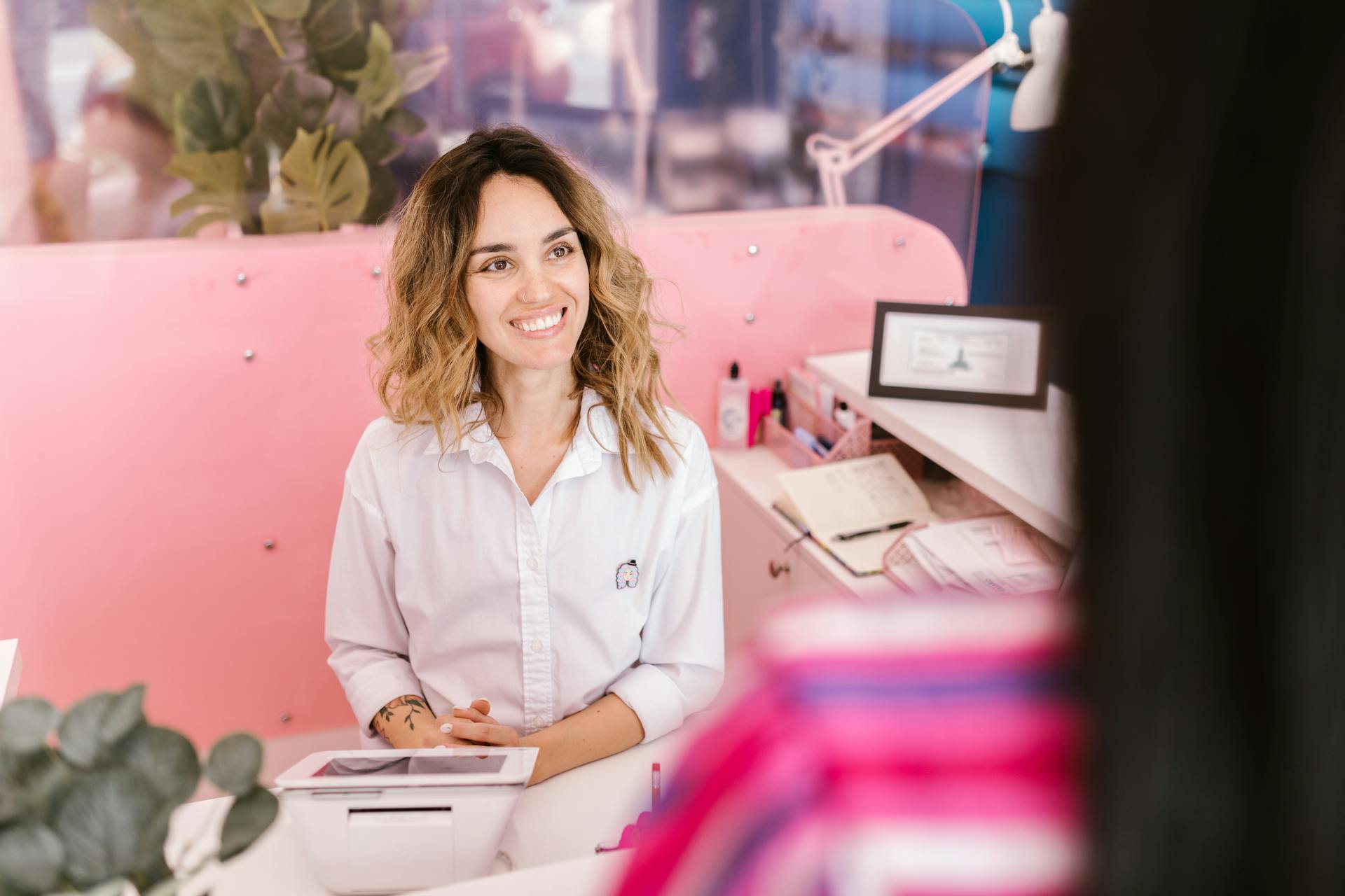 Une réceptionniste souriante dans un spa | Source : Pexels