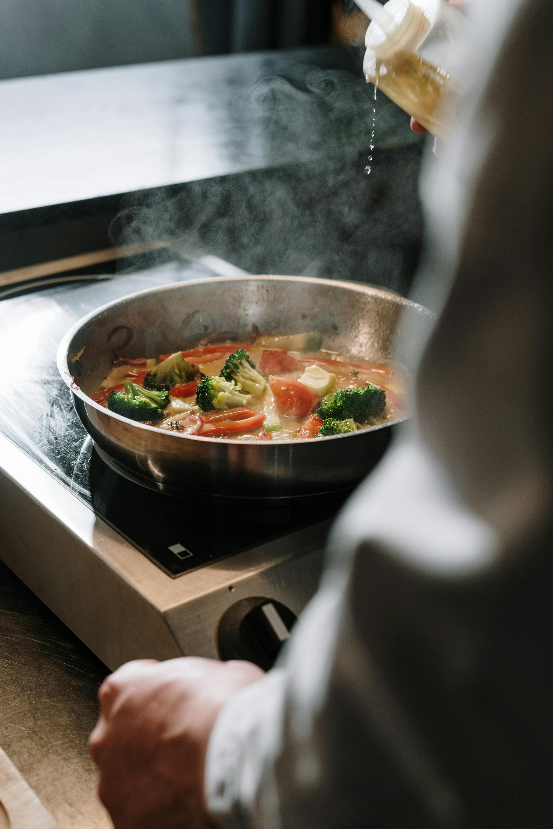 Une personne en train de cuisiner de la nourriture | Source : Pexels