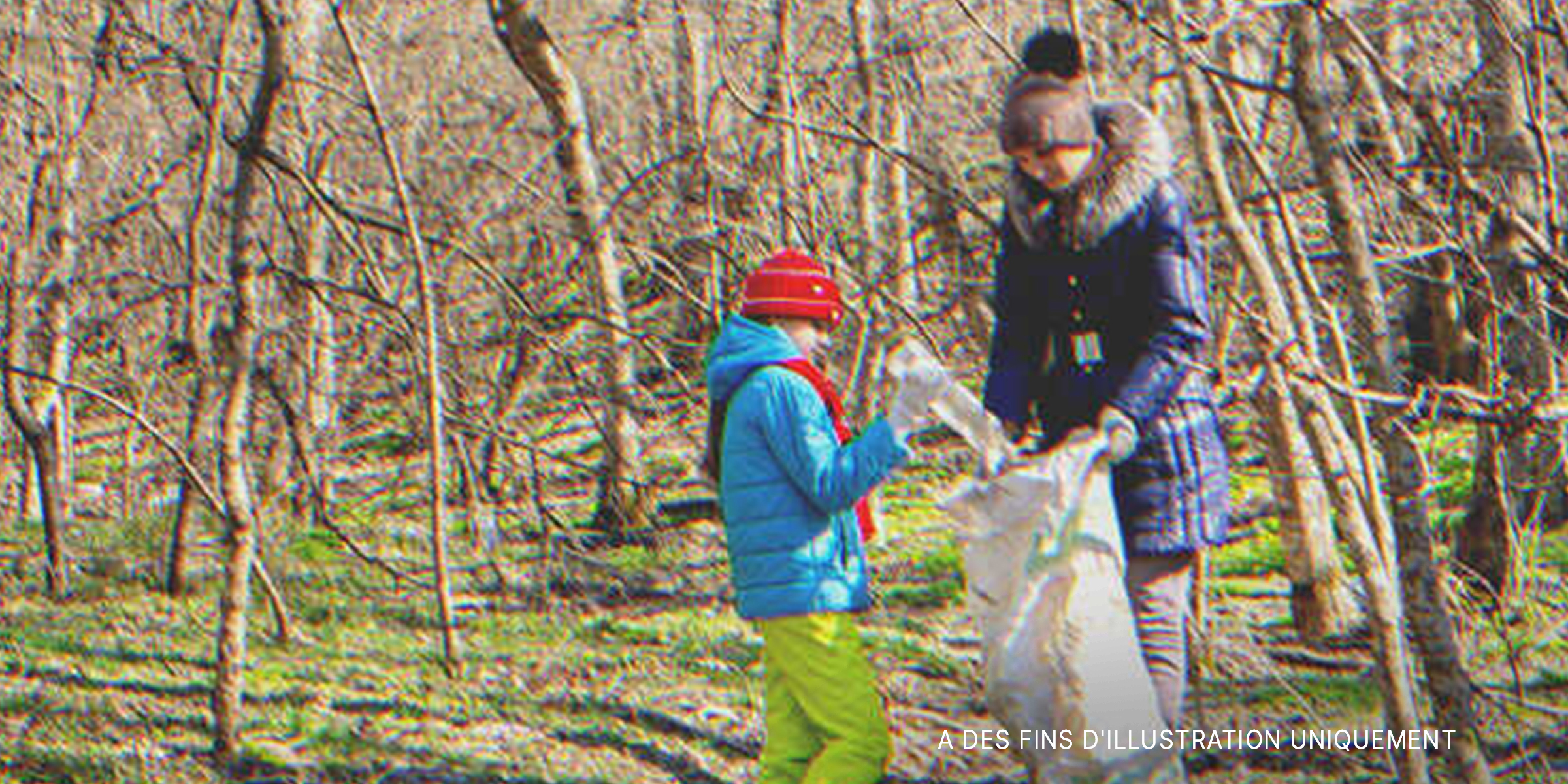 Une mère et son enfant en train de nettoyer la forêt | Source : Shutterstock