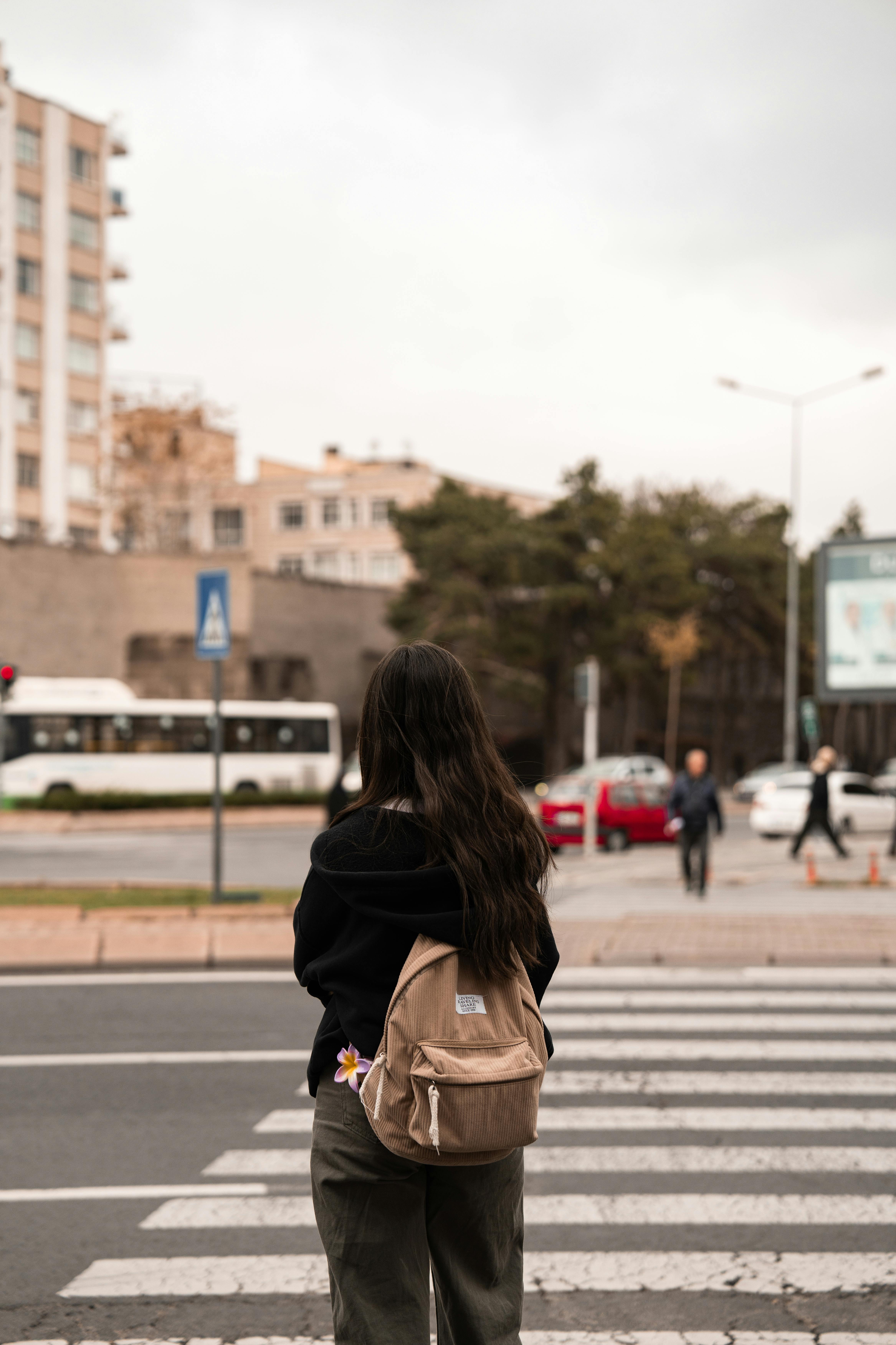 Une femme debout dans la rue | Source : Pexels