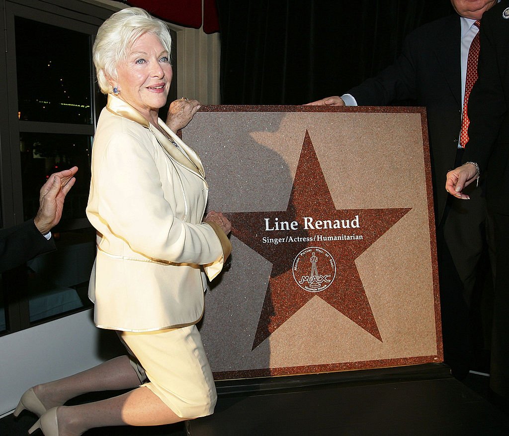 Line Renaud recevant son étoile du Walk of Stars à Las Vegas. l Source : Getty Images