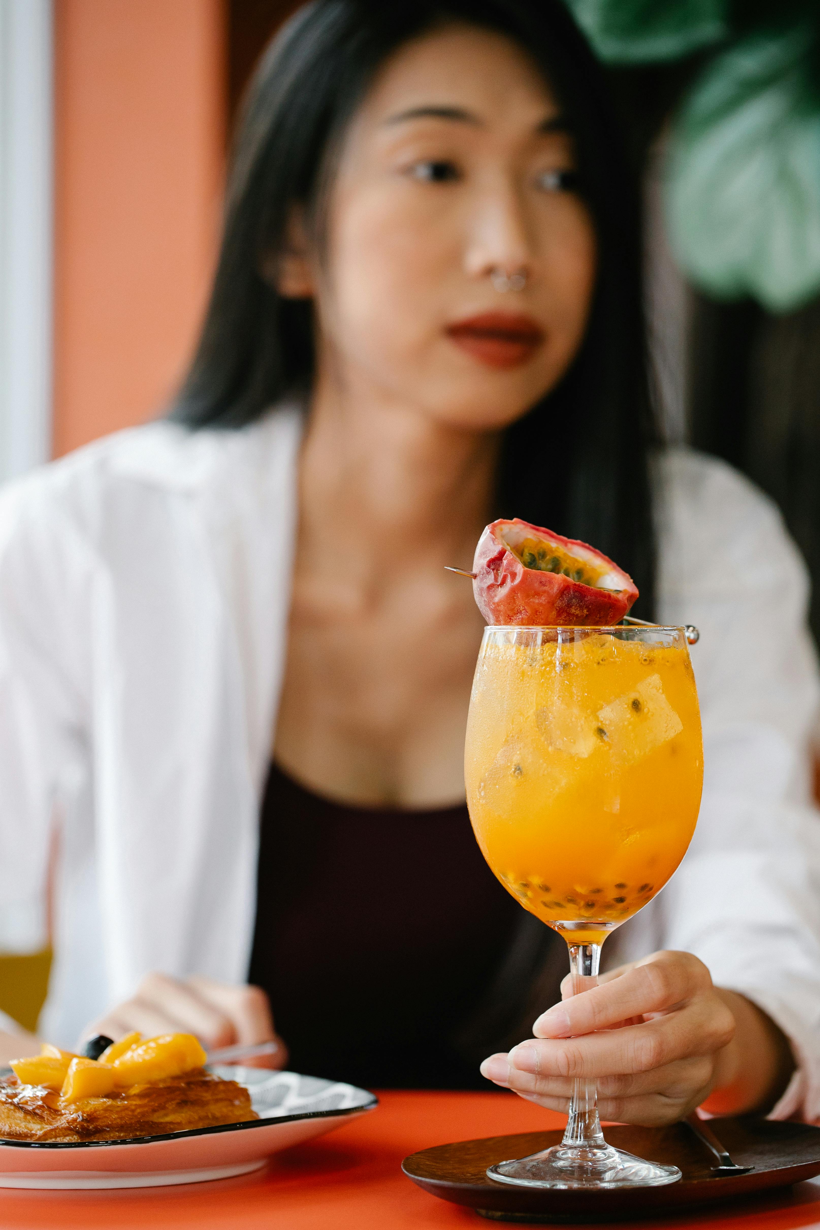 Une femme à l'air peu impressionné dans un restaurant | Source : Pexels