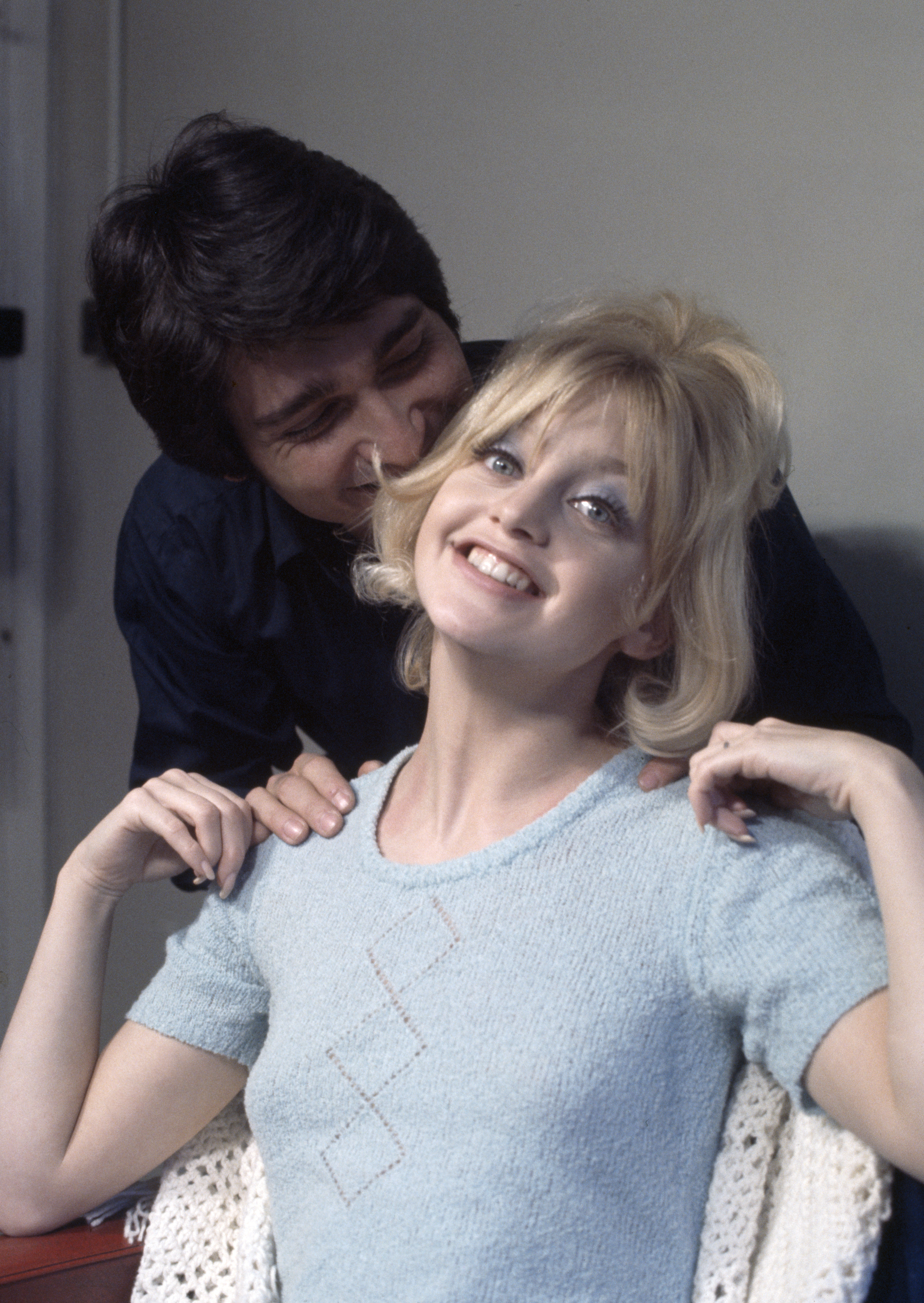 Gus Trikonis et Goldie Hawn sur le plateau de tournage de "Une fille dans ma soupe" à Londres, 1970 | Source : Getty Images