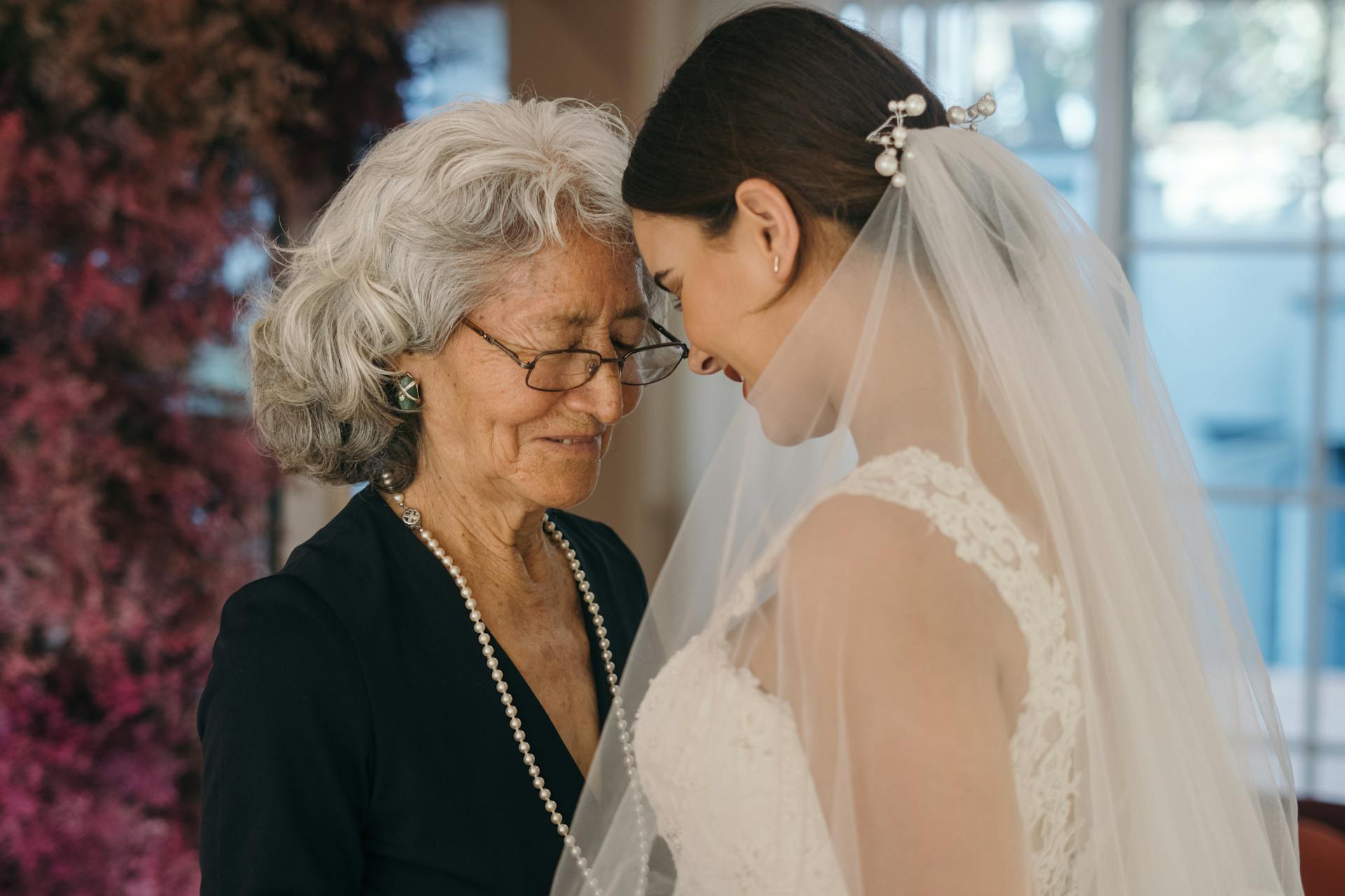 Une jeune femme en robe de mariée partageant un moment d'émotion avec sa mère | Source : Pexels