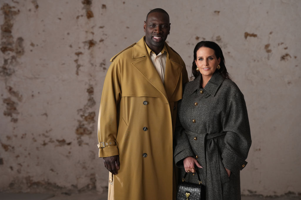 Omar Sy et sa femme Helene Sy assistent au défilé AMI - Alexandre Mattiussi Menswear Automne-Hiver 2025/2026 dans le cadre de la Fashion Week de Paris le 22 janvier 2025 à Paris, France. | Source : Getty Images