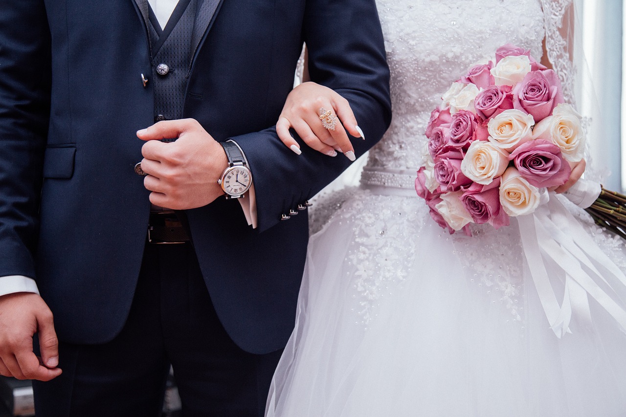 Un couple marié marchant main dans la main | Source : Pixabay