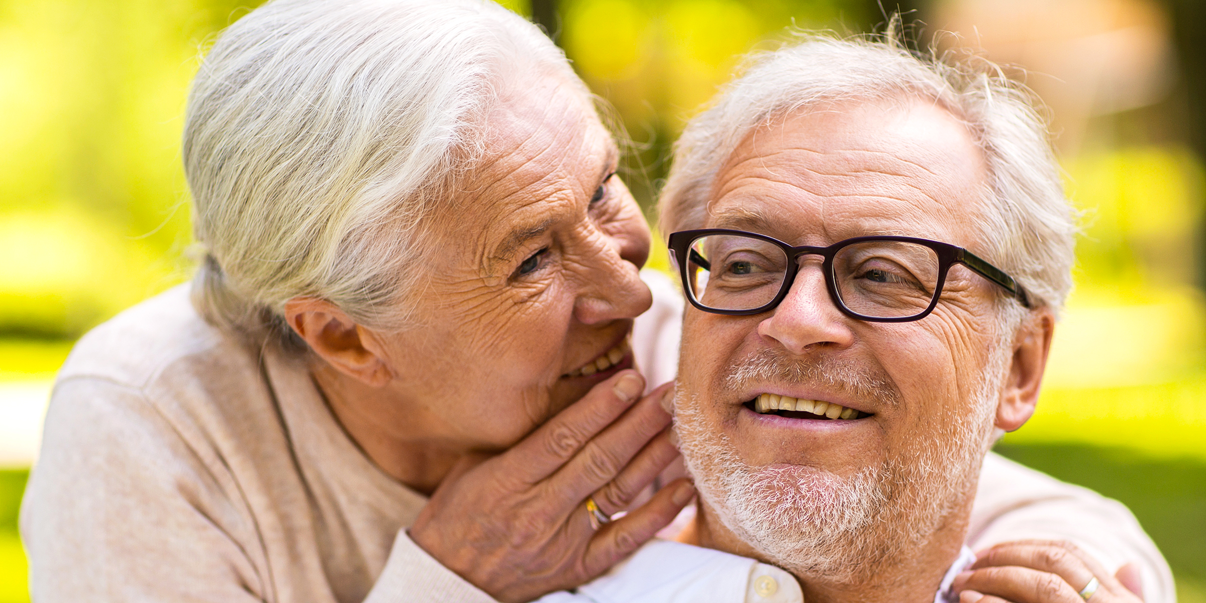 Une femme âgée qui chuchote à son mari | Source : Shutterstock