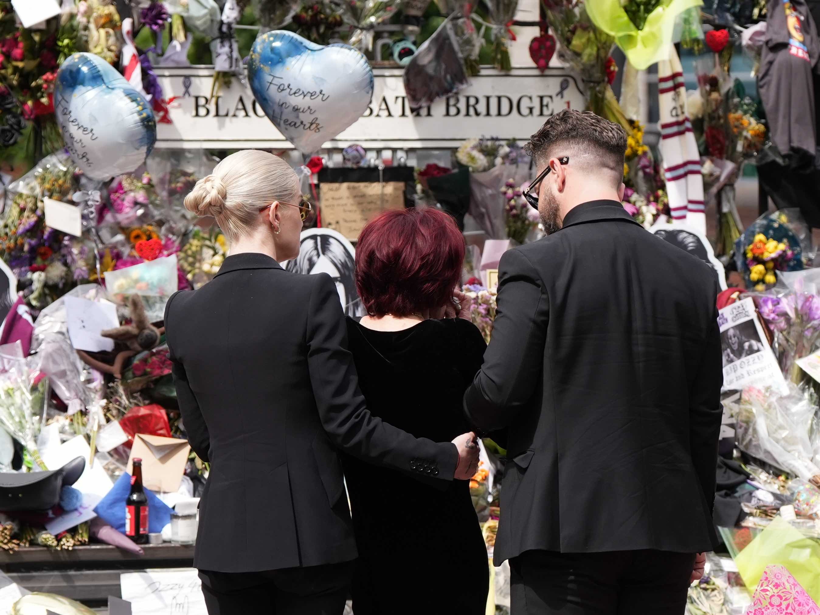 Sharon, Jack et Kelly Osbourne aux funérailles de la défunte légende du rock à Birmingham le 30 juillet 2025 | Source : Getty Images