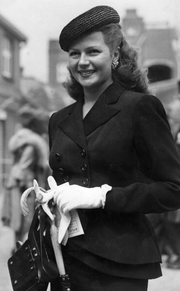 L'actrice et danseuse américaine Rita Hayworth (1918-1987), à l'origine Margarita Carmen Cansino, arrivant à l'hippodrome d'Ascot. | Photo : Getty Images