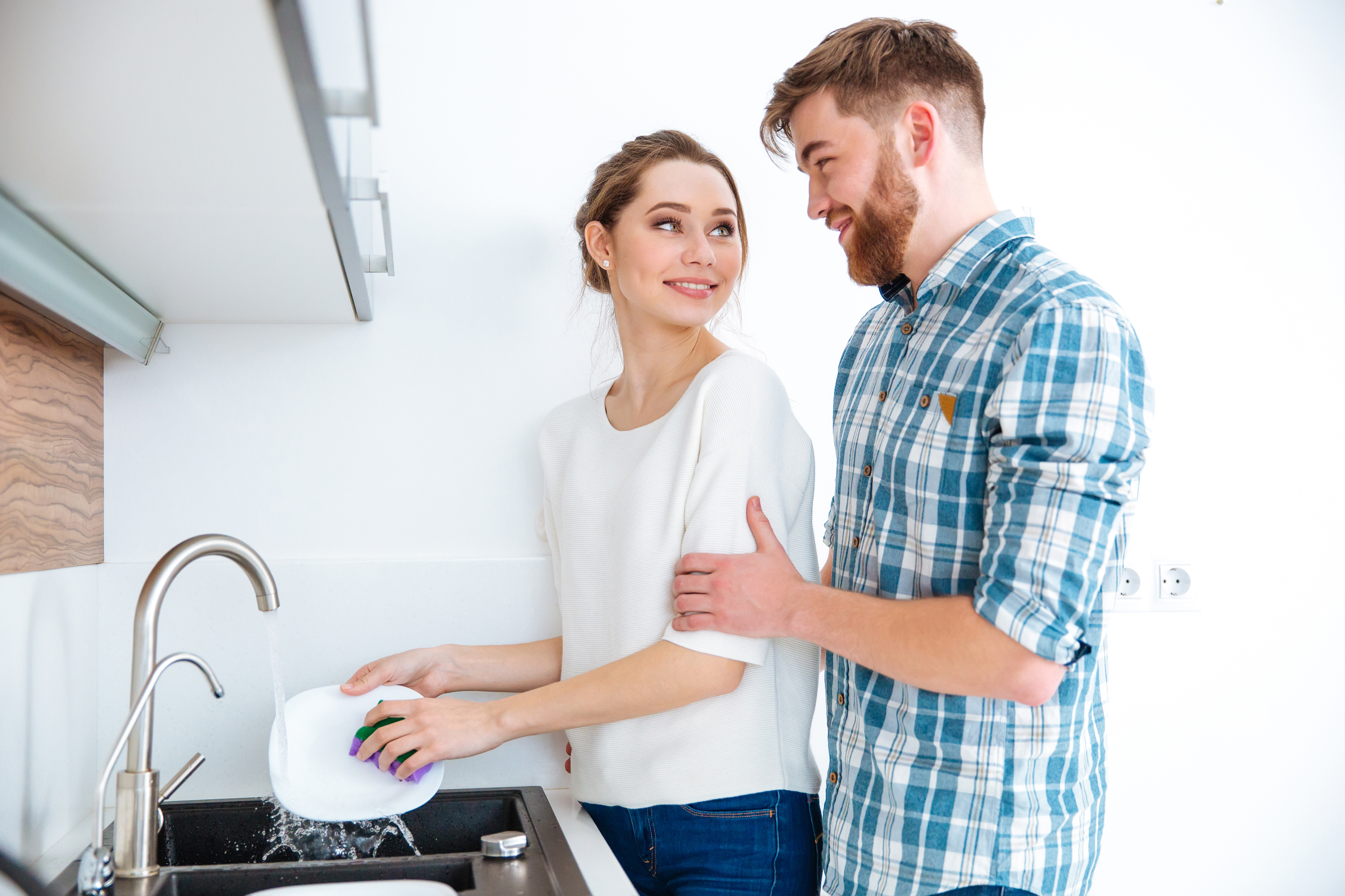 Un mari qui aide sa femme dans la cuisine | Source : Shutterstock