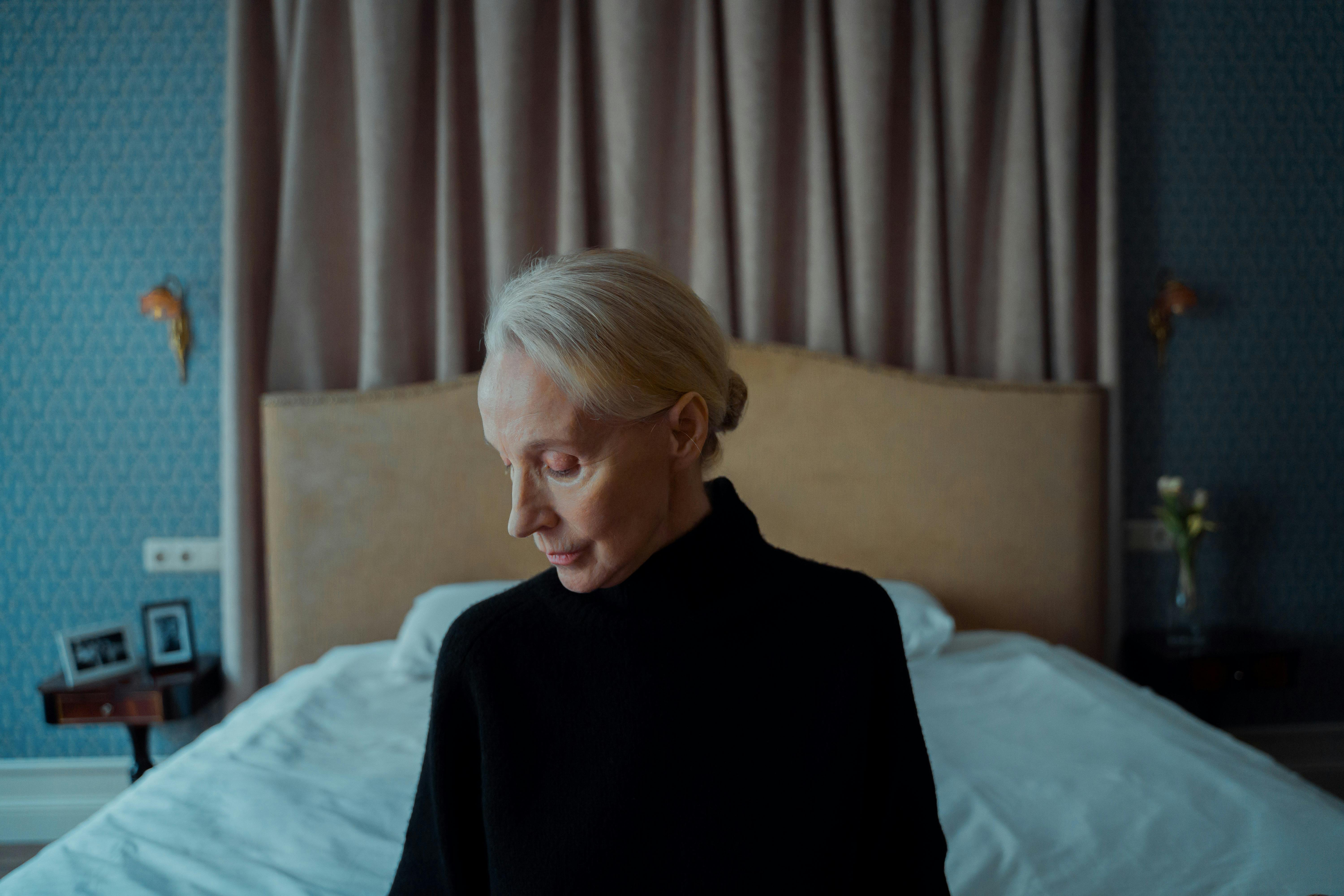 Une femme pensive assise sur un lit | Source : Pexels