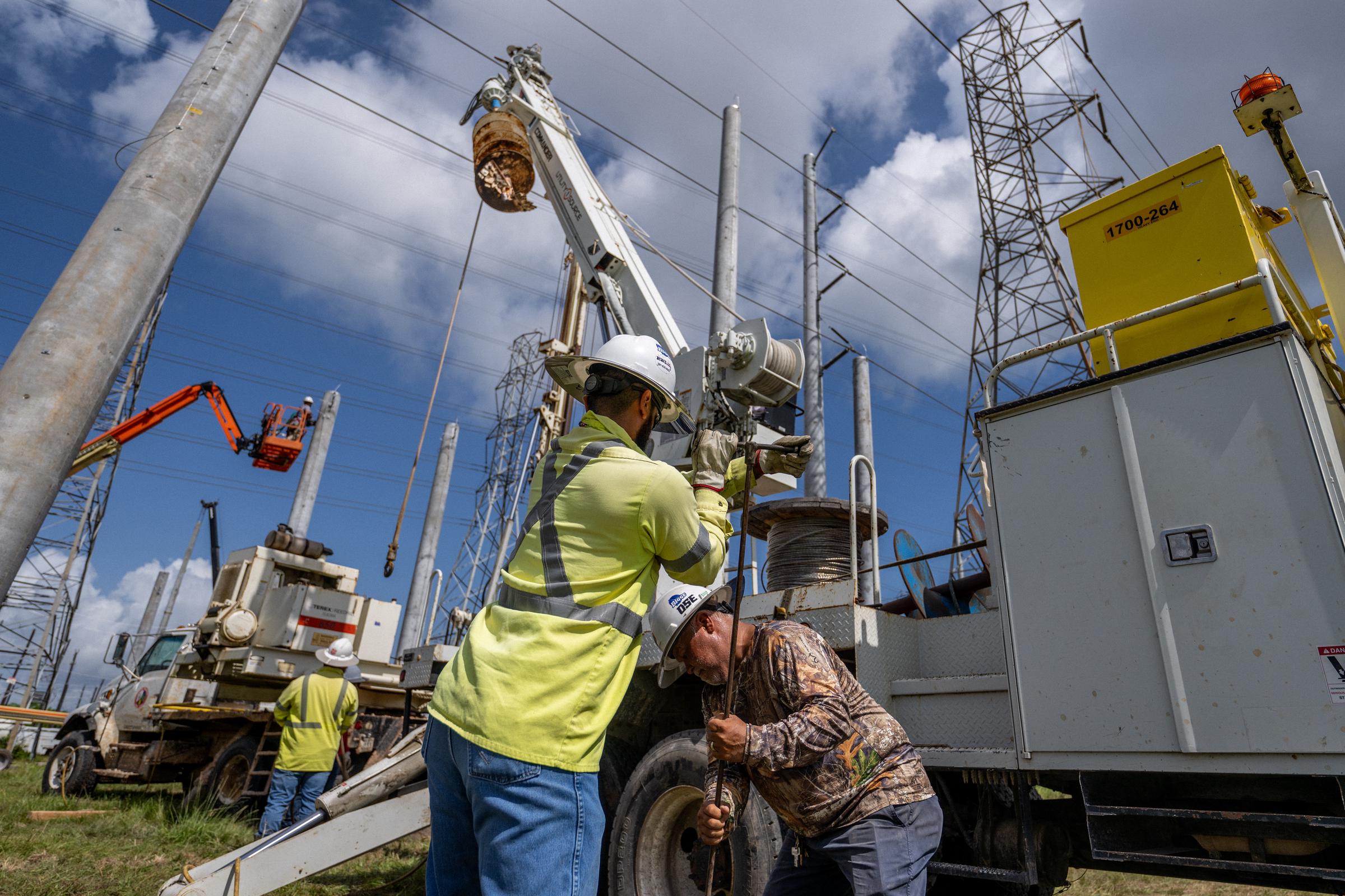 Techniciens de maintenance travaillant à l'installation de tours de transmission à la centrale électrique de CenterPoint Energy à Houston, au Texas, le 10 juin 2022 | Source : Getty Images