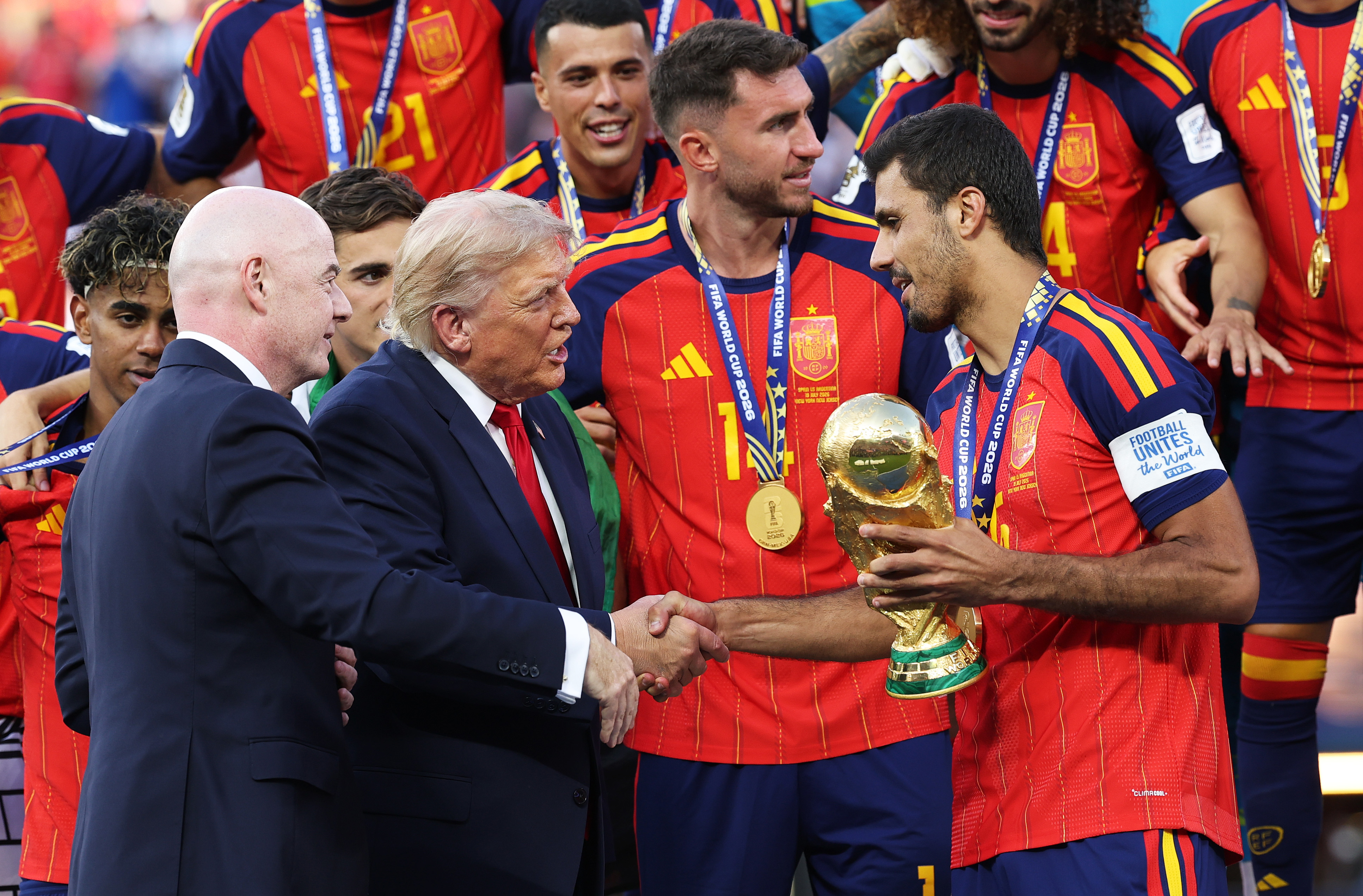 Lors de la cérémonie de remise du trophée à l'Espagne, des personnalités politiques et des responsables du monde du foot se sont retrouvés aux côtés des nouveaux champions. L'échange prolongé entre Donald Trump et les joueurs a vite fait le buzz autour de la remise du trophée. | Source : Getty Images