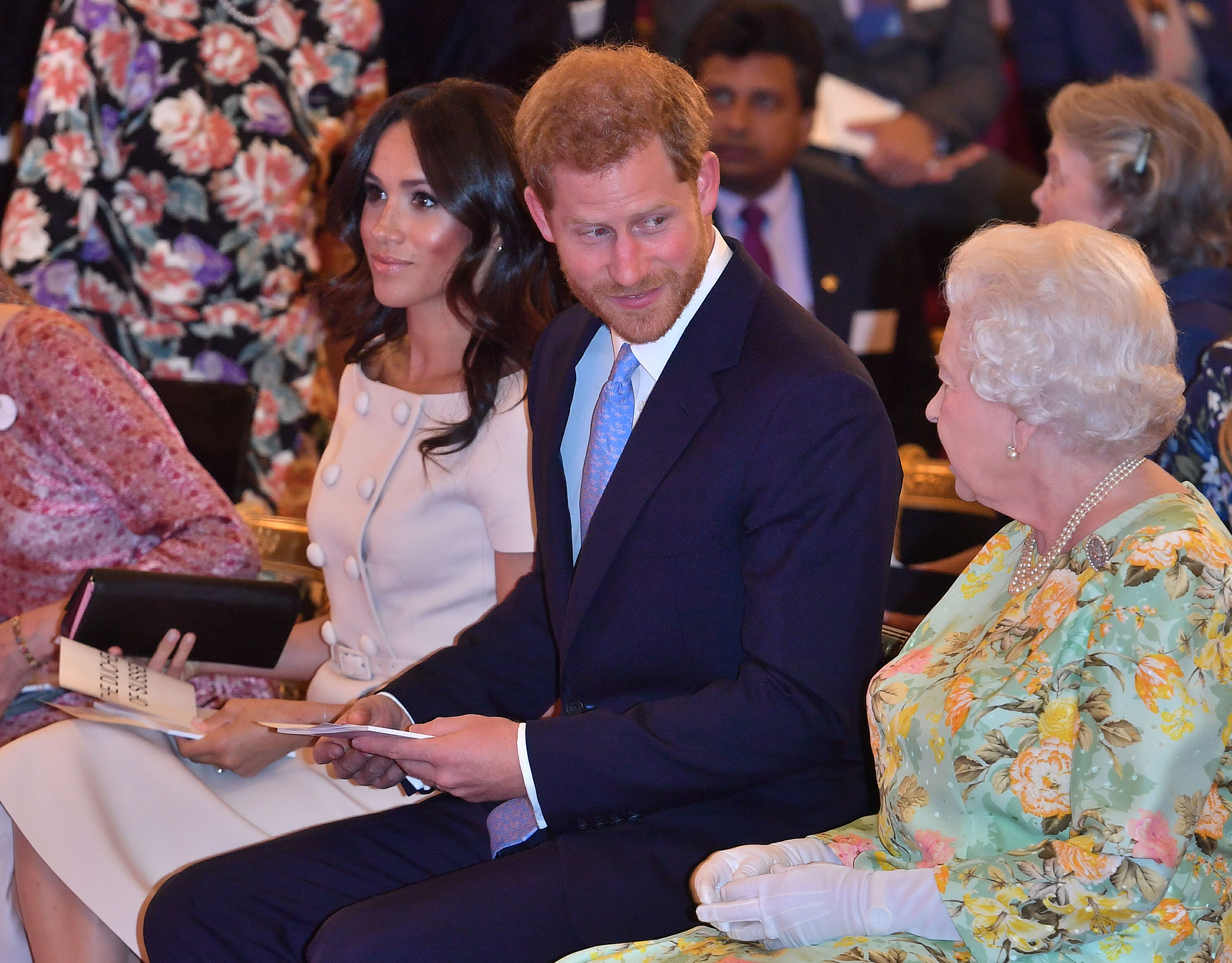 La duchesse Meghan, le prince Harry et la reine Elizabeth II lors de la cérémonie du Queen's Young Leaders Award au palais de Buckingham, le 26 juin 2018, à Londres, en Angleterre. | Source : Getty Images