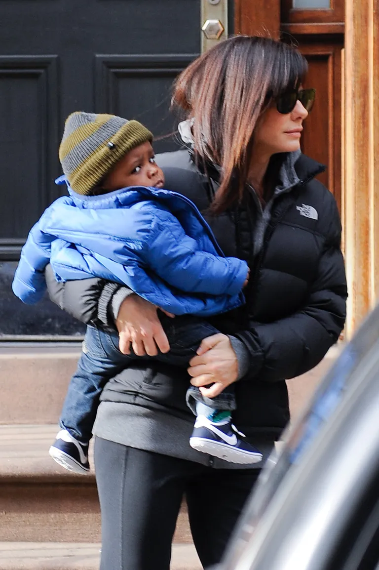 Sandra Bullock et son fils Louis Bullock quittent leur maison de Soho le 20 janvier 2011 à New York | Source : Getty Images