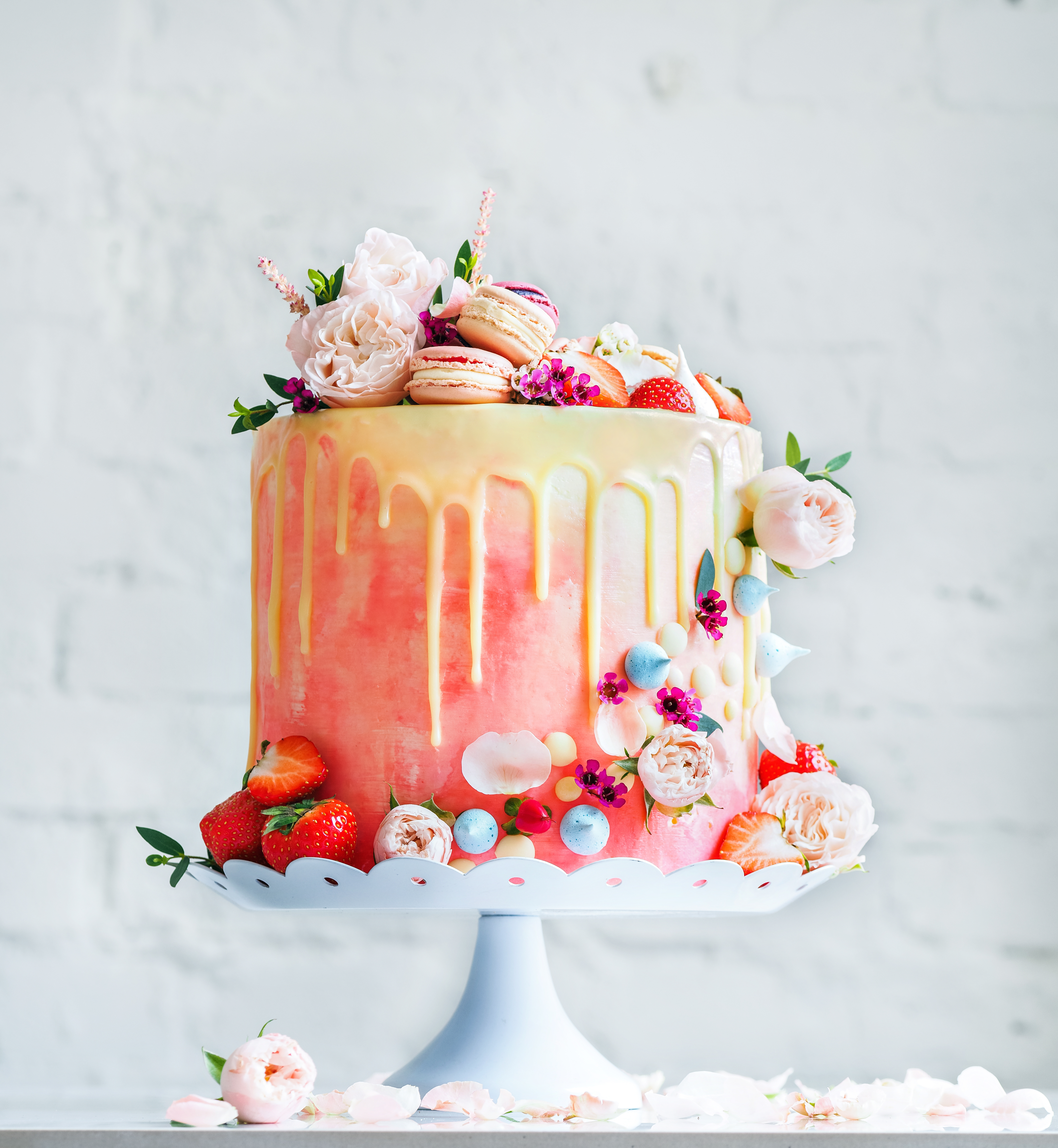 Gâteau de mariage avec des macarons aux fleurs et des myrtilles | Source : Getty Images