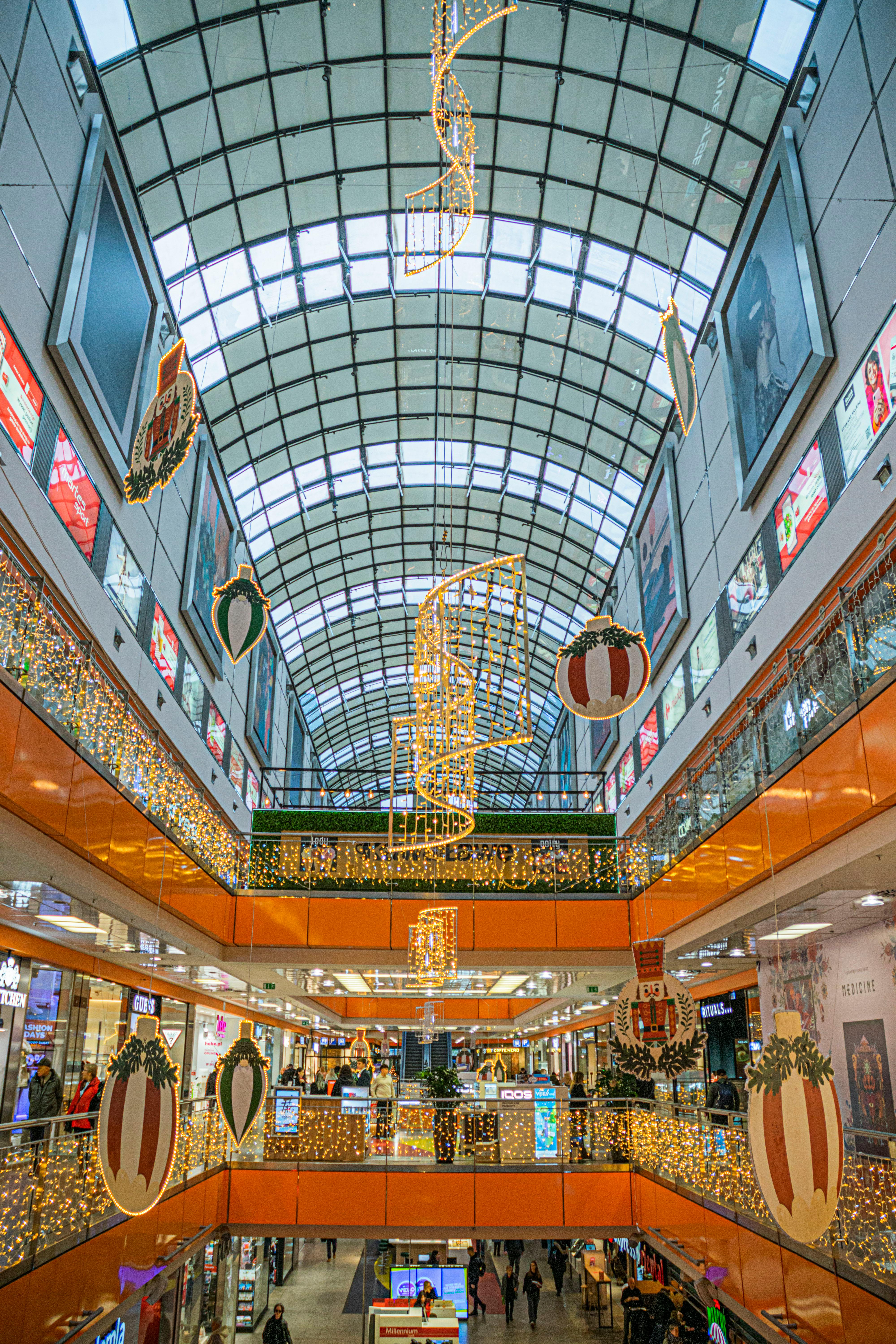 Un centre commercial pendant Noël | Source : Pexels