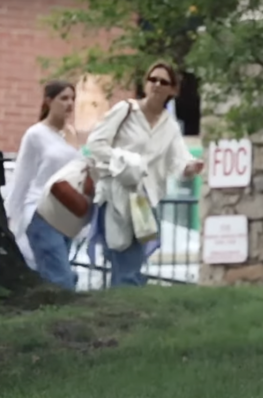 Katie Holmes et Suri Cruise sur le campus de l'université Carnegie Mellon dans un post daté du 20 août 2024 | Source : YouTube/Page Six