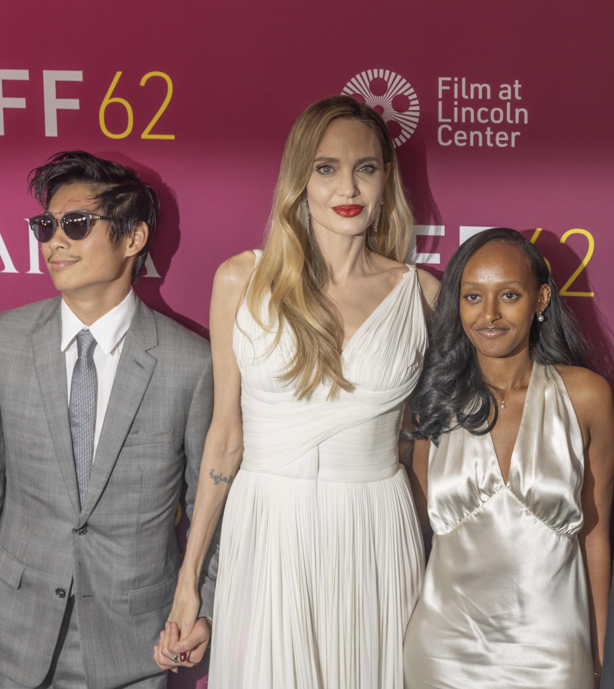 Angelina Jolie avec ses enfants, Pax et Zahara, lors de la première de "Maria" à New York le 29 septembre 2024 | Source : Getty Images