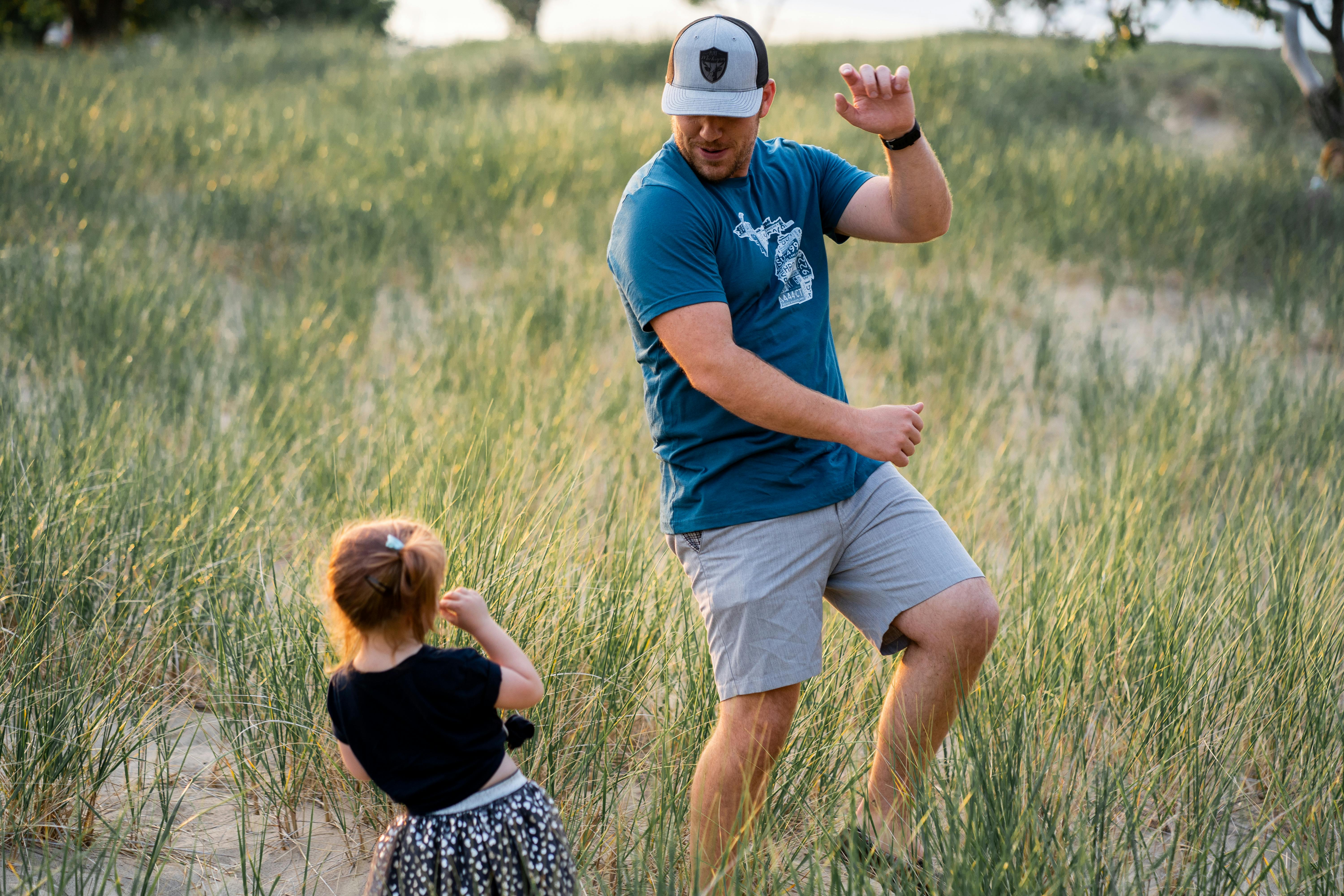 Un homme jouant avec une petite fille | Source : Pexels