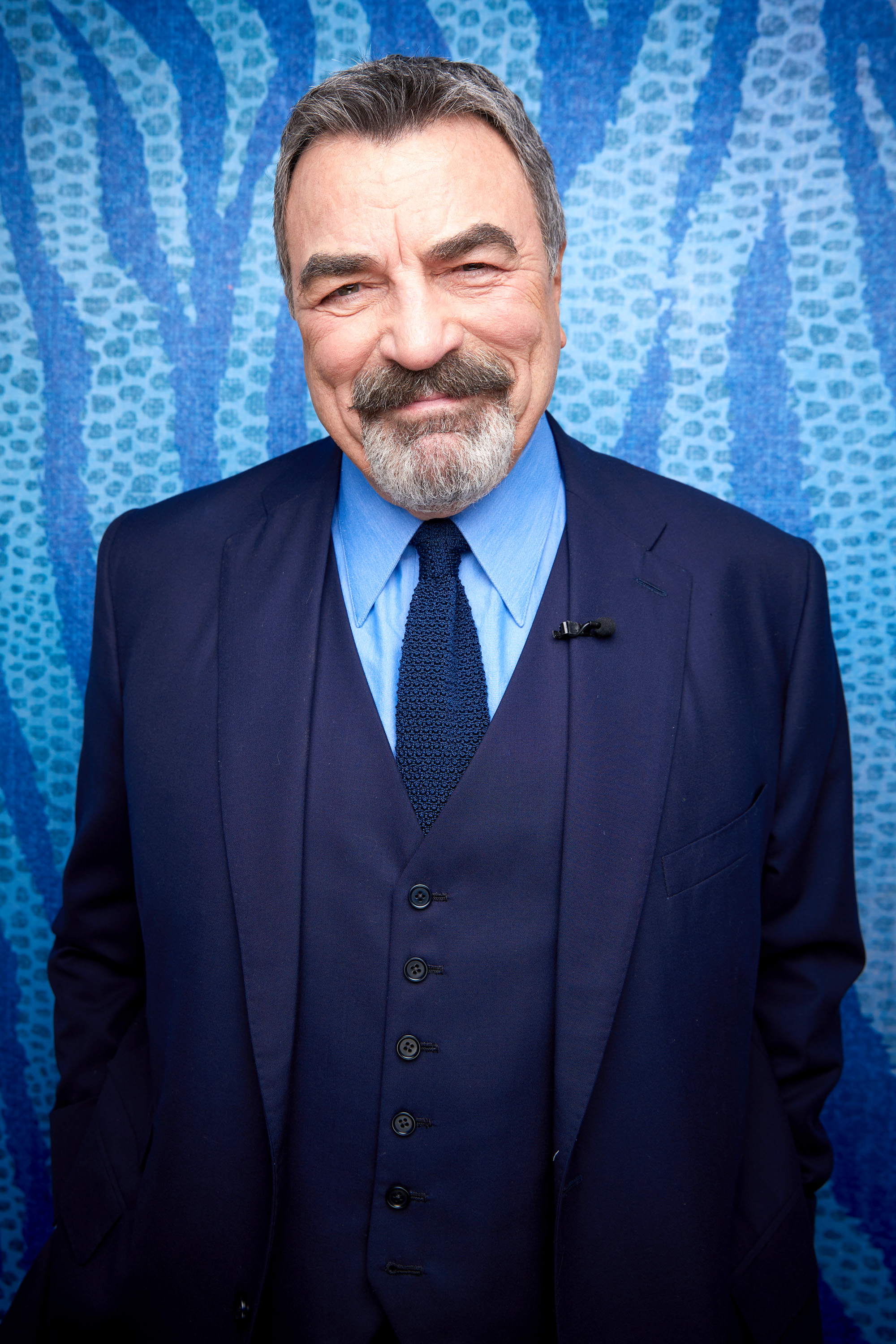 Tom Selleck pose pour une photo lors de l'émission "The Kelly Clarkson Show" le 14 avril 2022. | Source : Getty Images