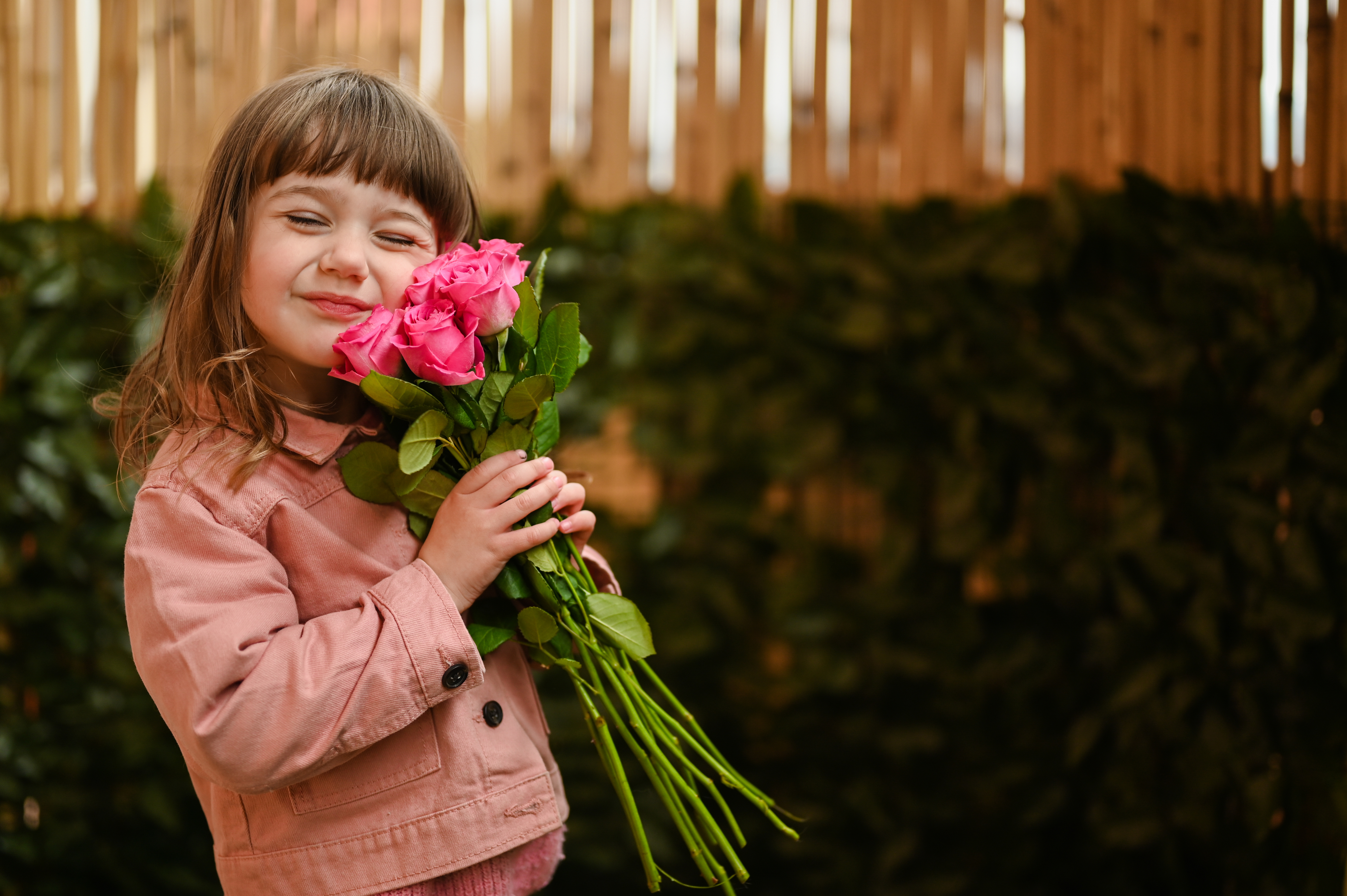 Portrait d une petite fille en bas âge en harmonie avec la nature. Jolie petite fille en bas âge avec un bouquet de fleurs | Source : Getty Images