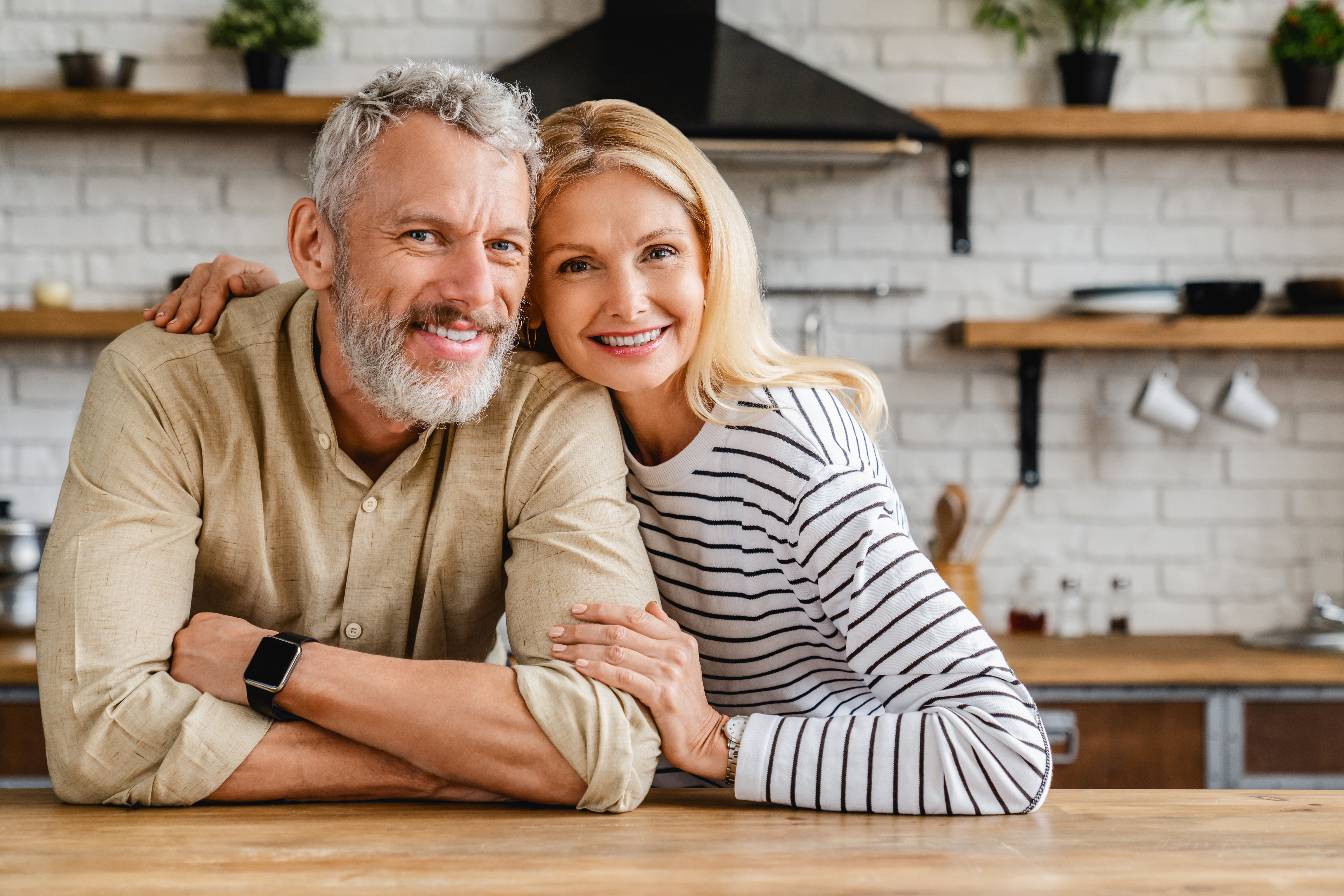Un couple heureux d'âge moyen | Source : Shutterstock