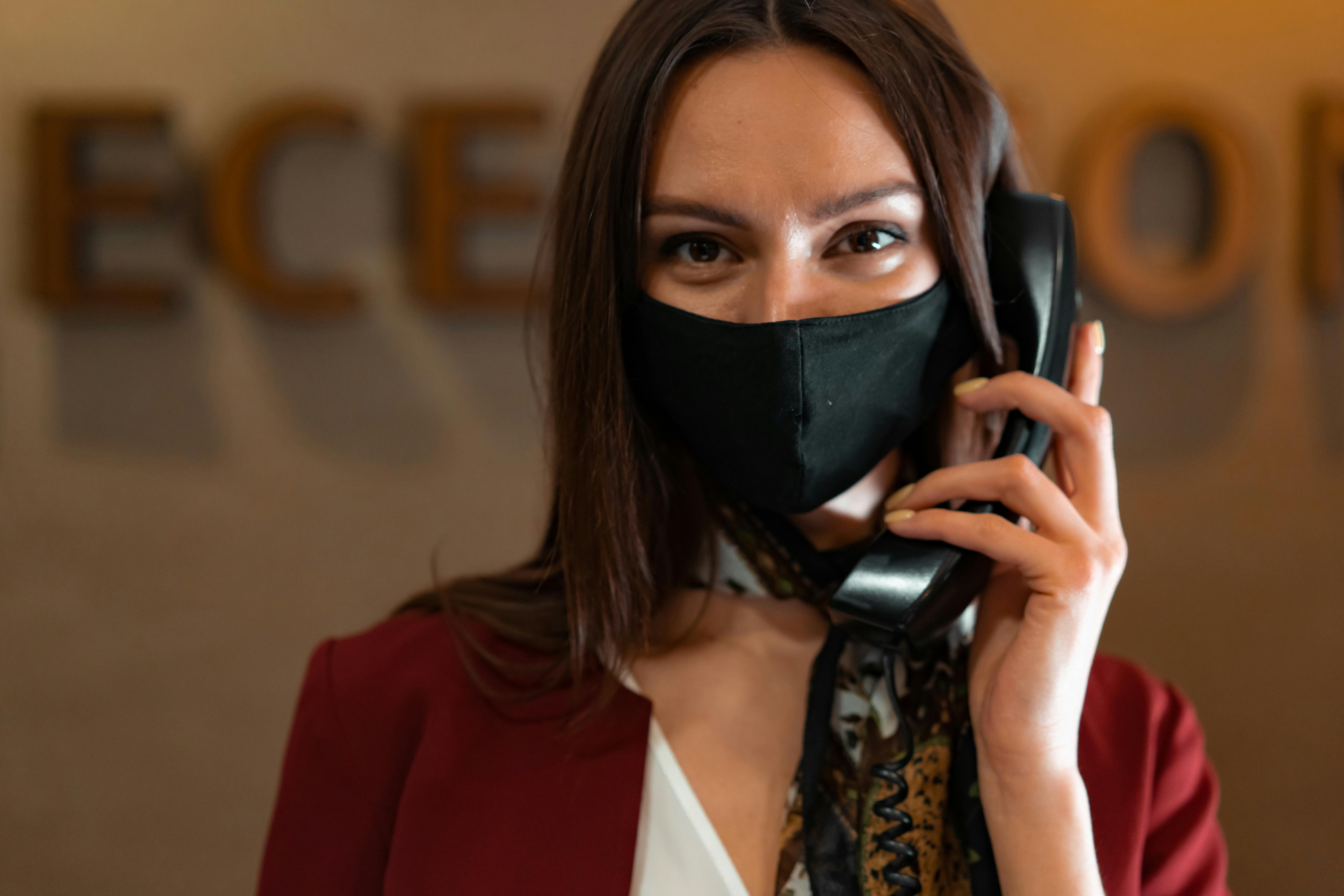 Receptionist during a phone call | Source: Pexels