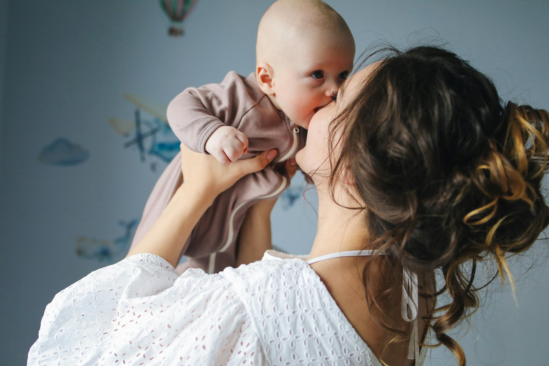 Une femme tenant un bébé | Source : Pexels