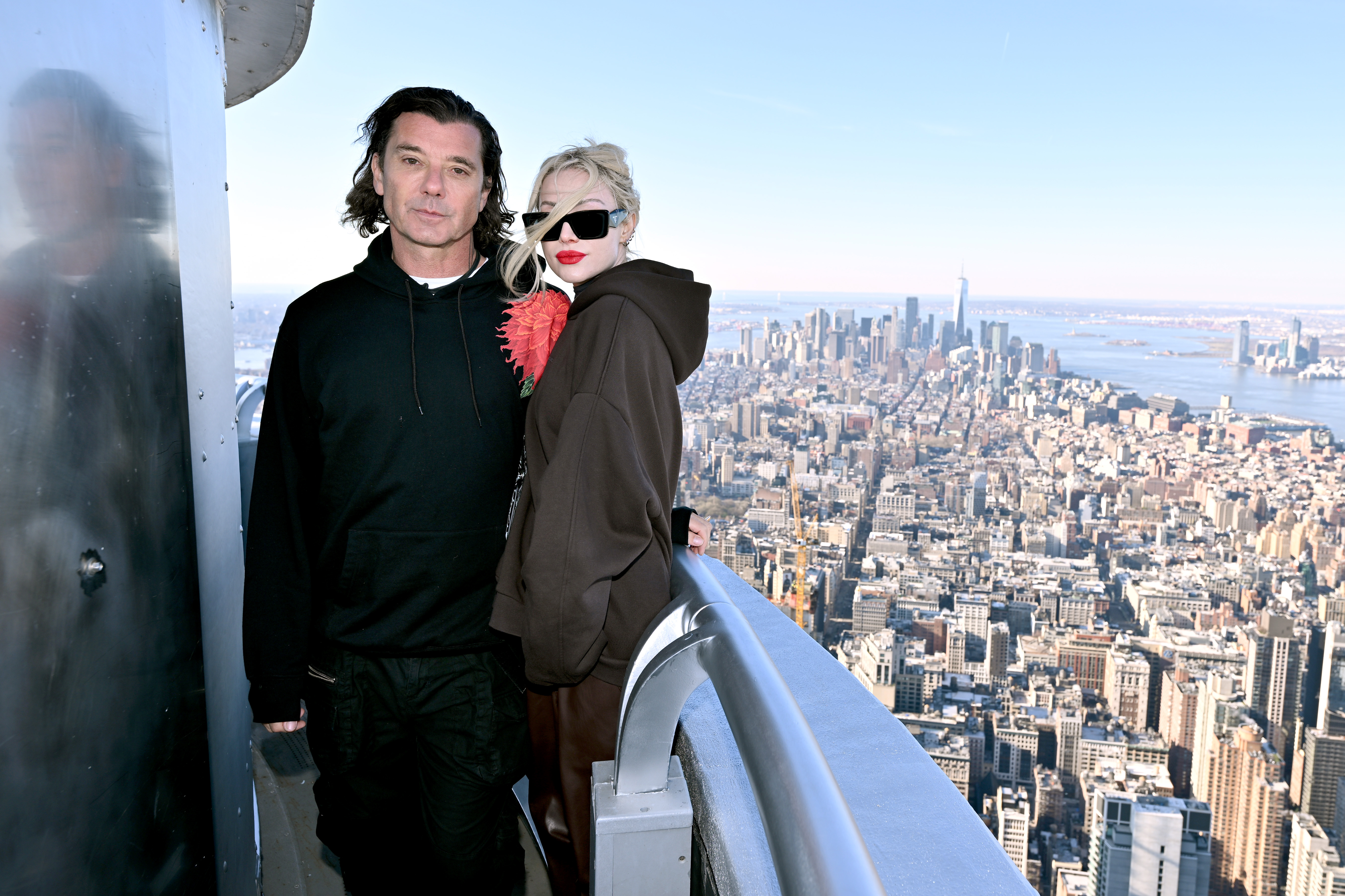 Gavin Rossdale et Xhoana Xheneti visitent l'Empire State Building à New York, le 22 mars 2024. | Source : Getty Images