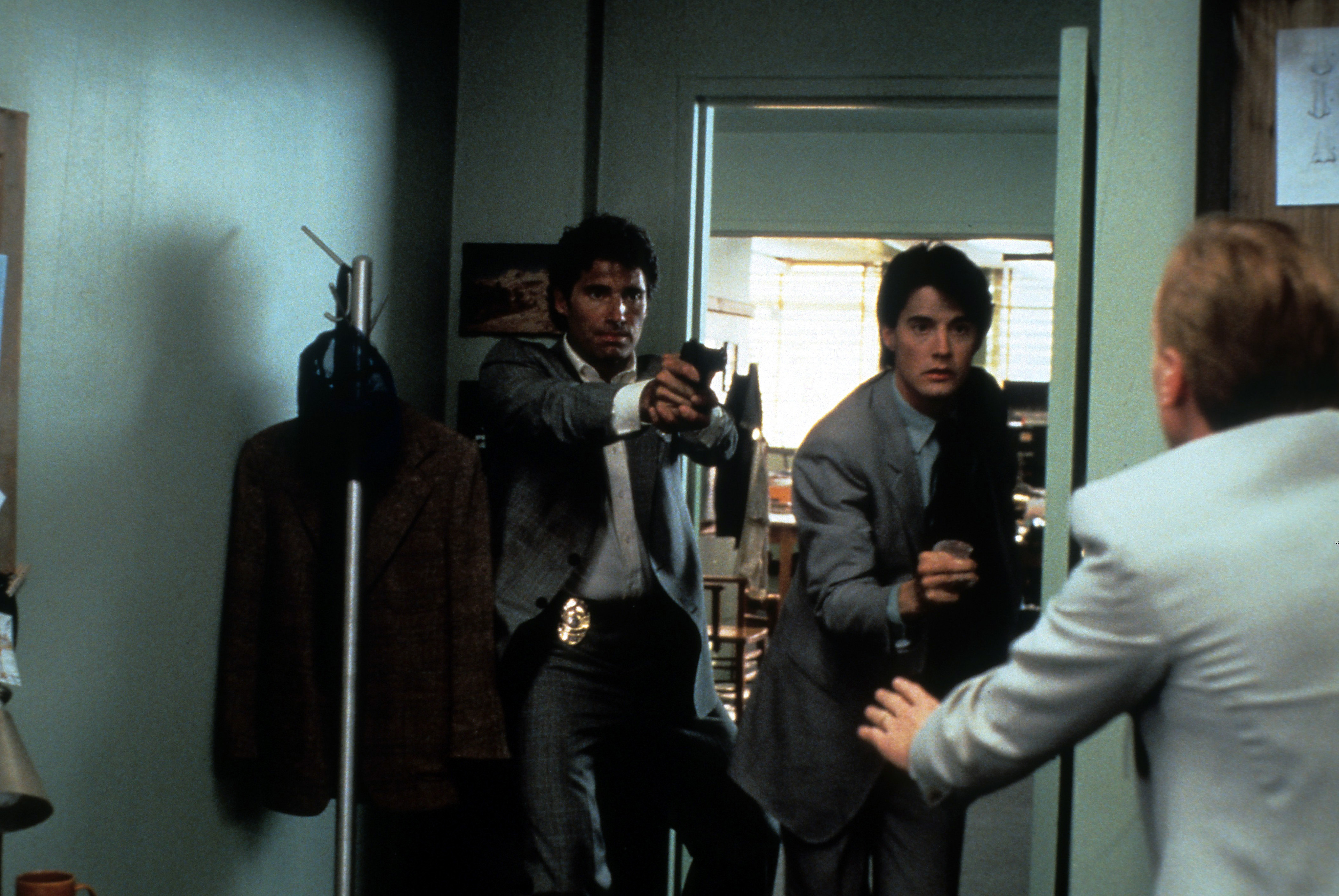 Michael Nouri et Kyle MacLachlan sur le plateau de tournage de "Hidden" en 1987. | Source : Getty Images