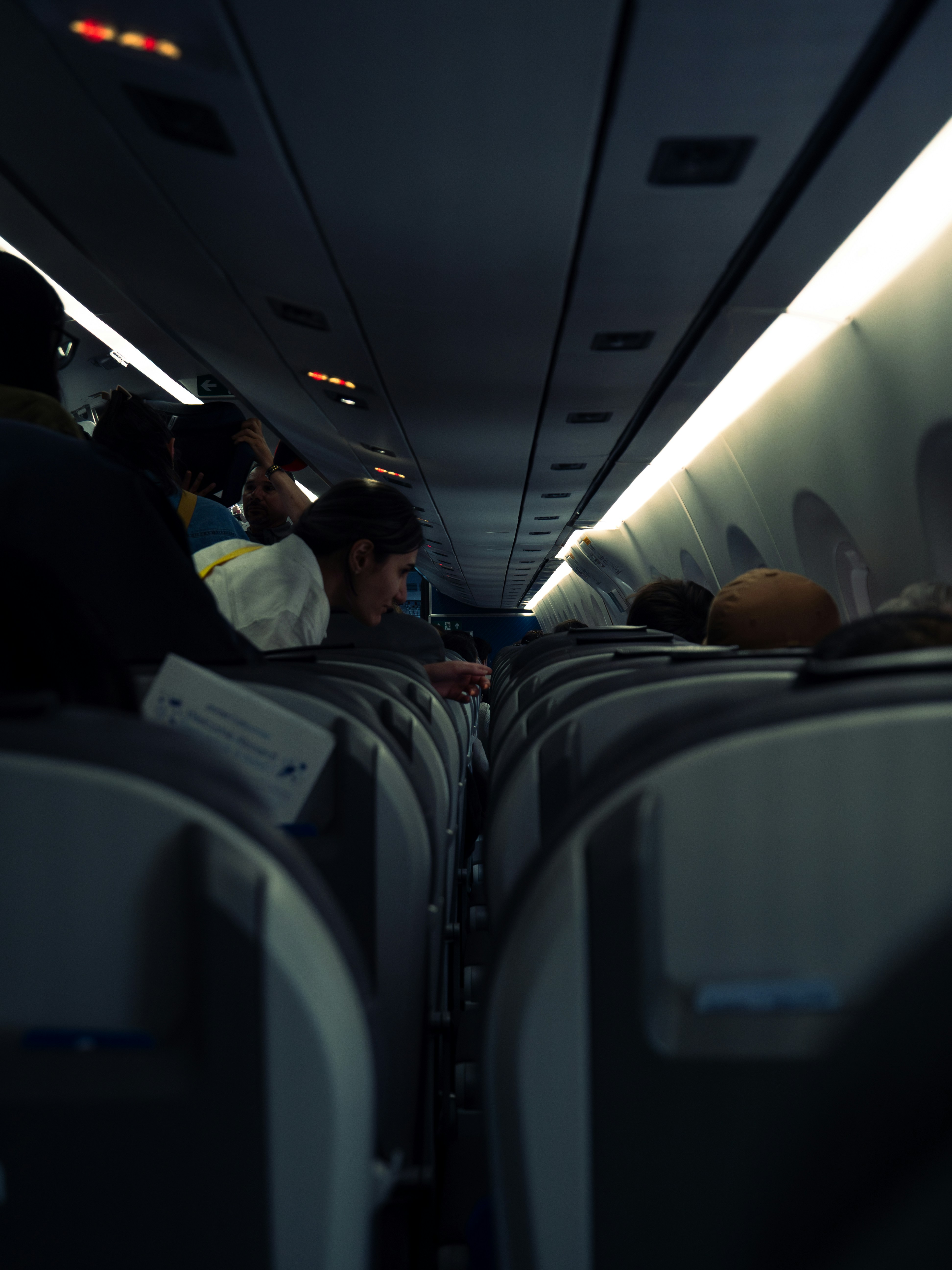 Des personnes assises dans un avion | Source : Unsplash