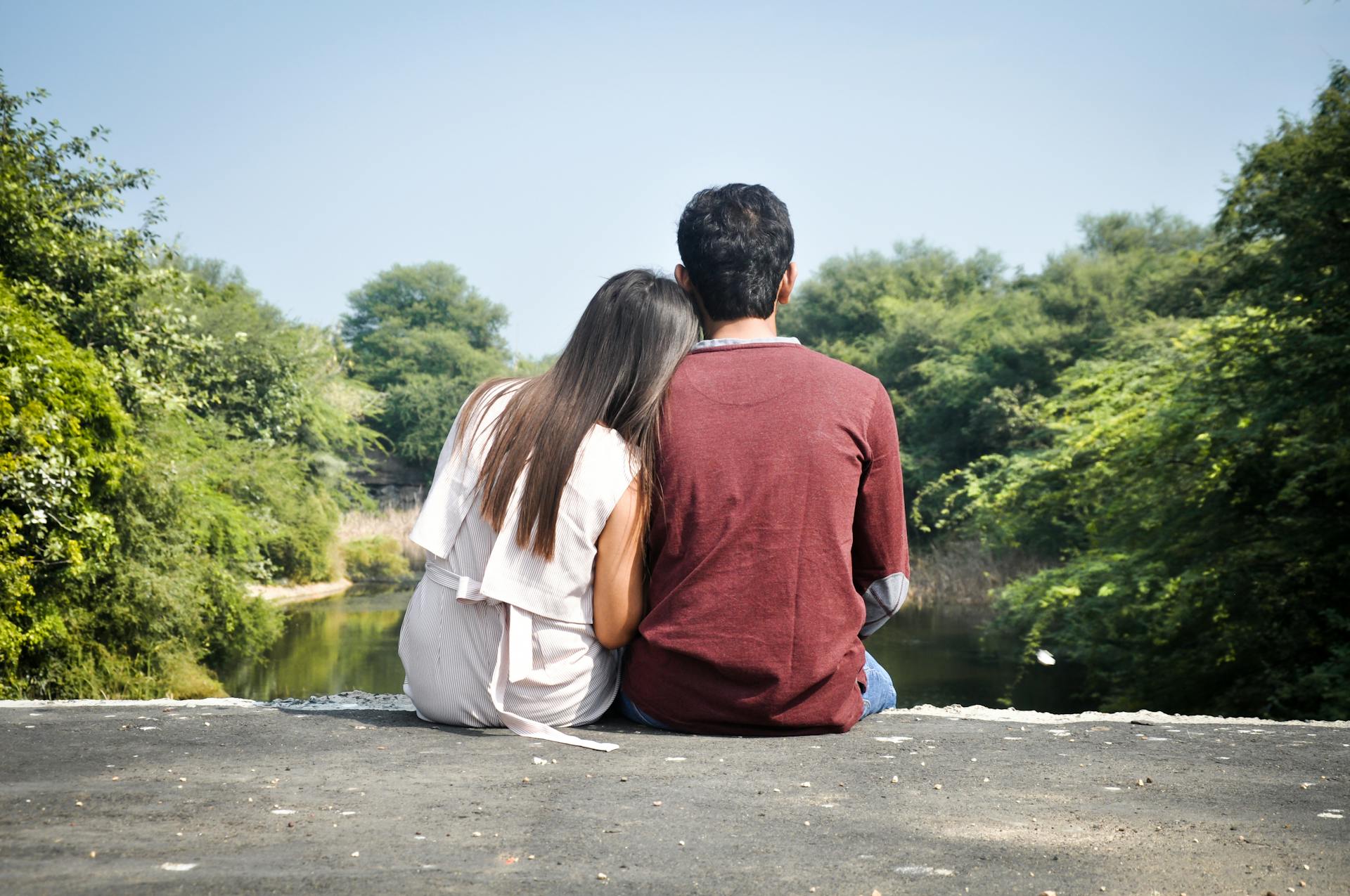 Un couple assis ensemble | Source : Pexels