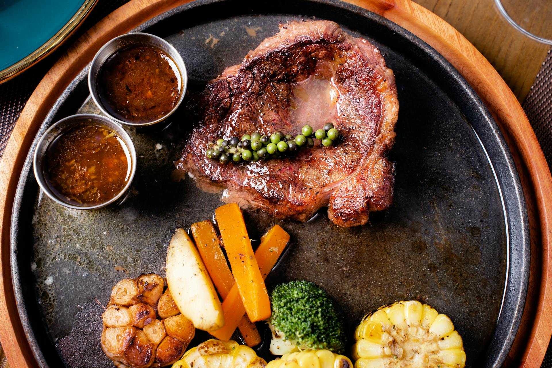 Une portion de steak avec des légumes | Source : Pexels