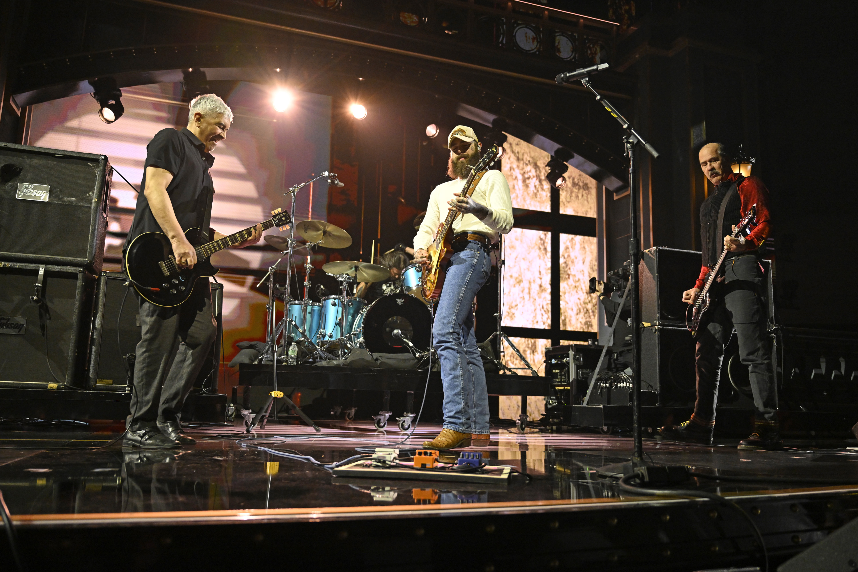 Pat Smear, Dave Grohl et Post Malone pendant "SNL50 : The Homecoming Concert" le 14 février 2025 | Source : Getty Images