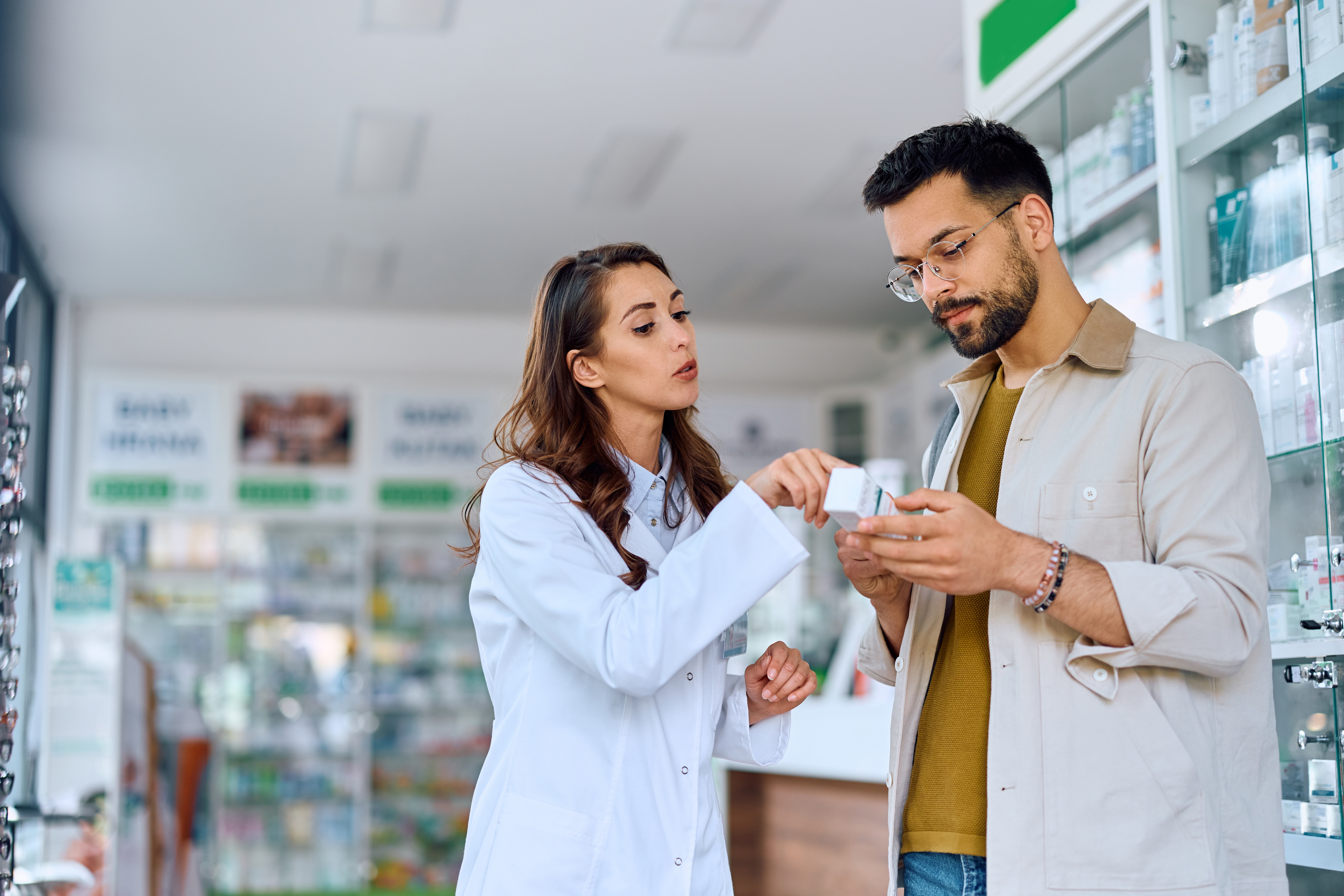 Un homme dans une pharmacie | Source : Shutterstock