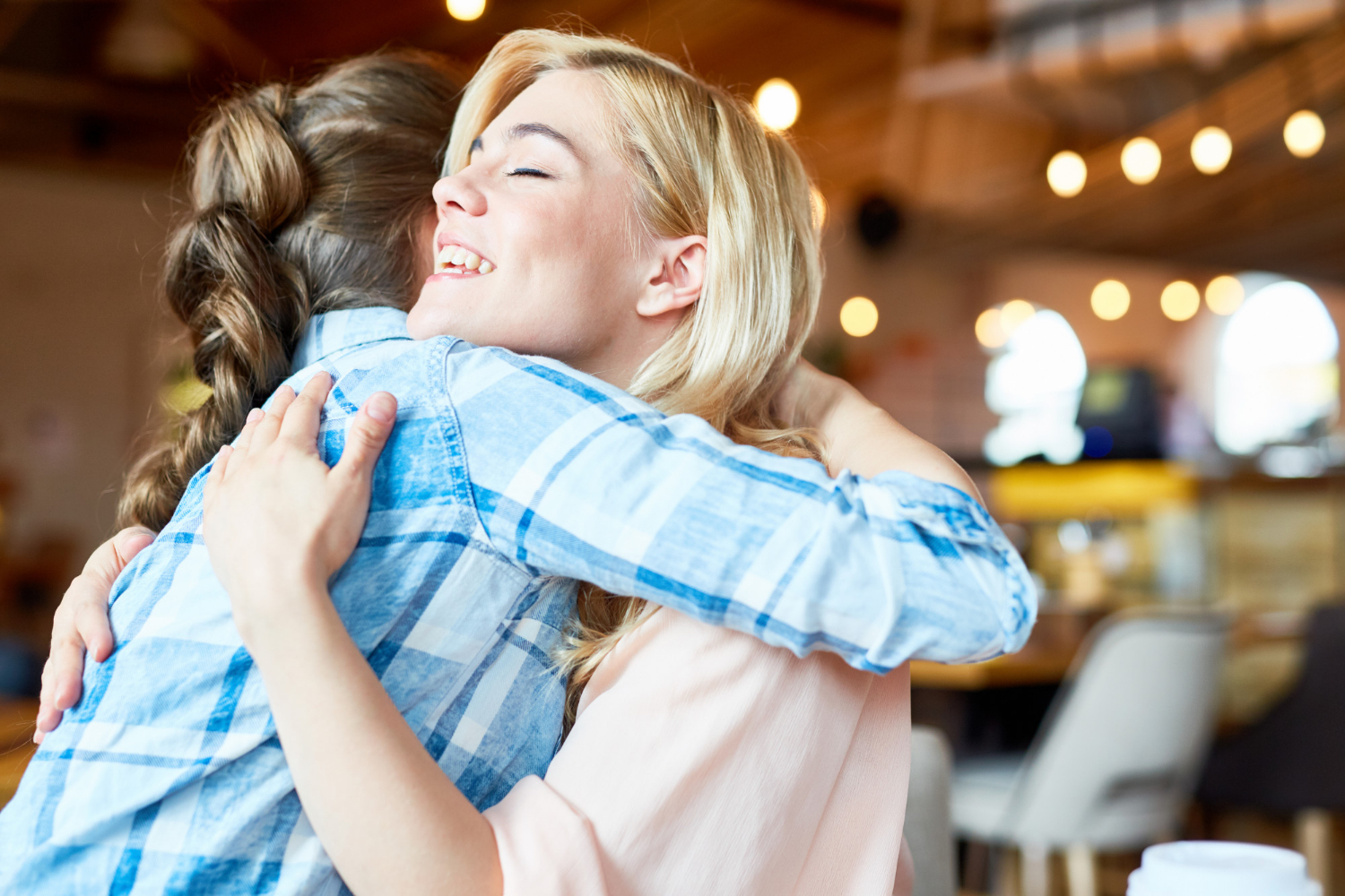 Deux femmes s'enlaçant l'une l'autre | Source : Freepik