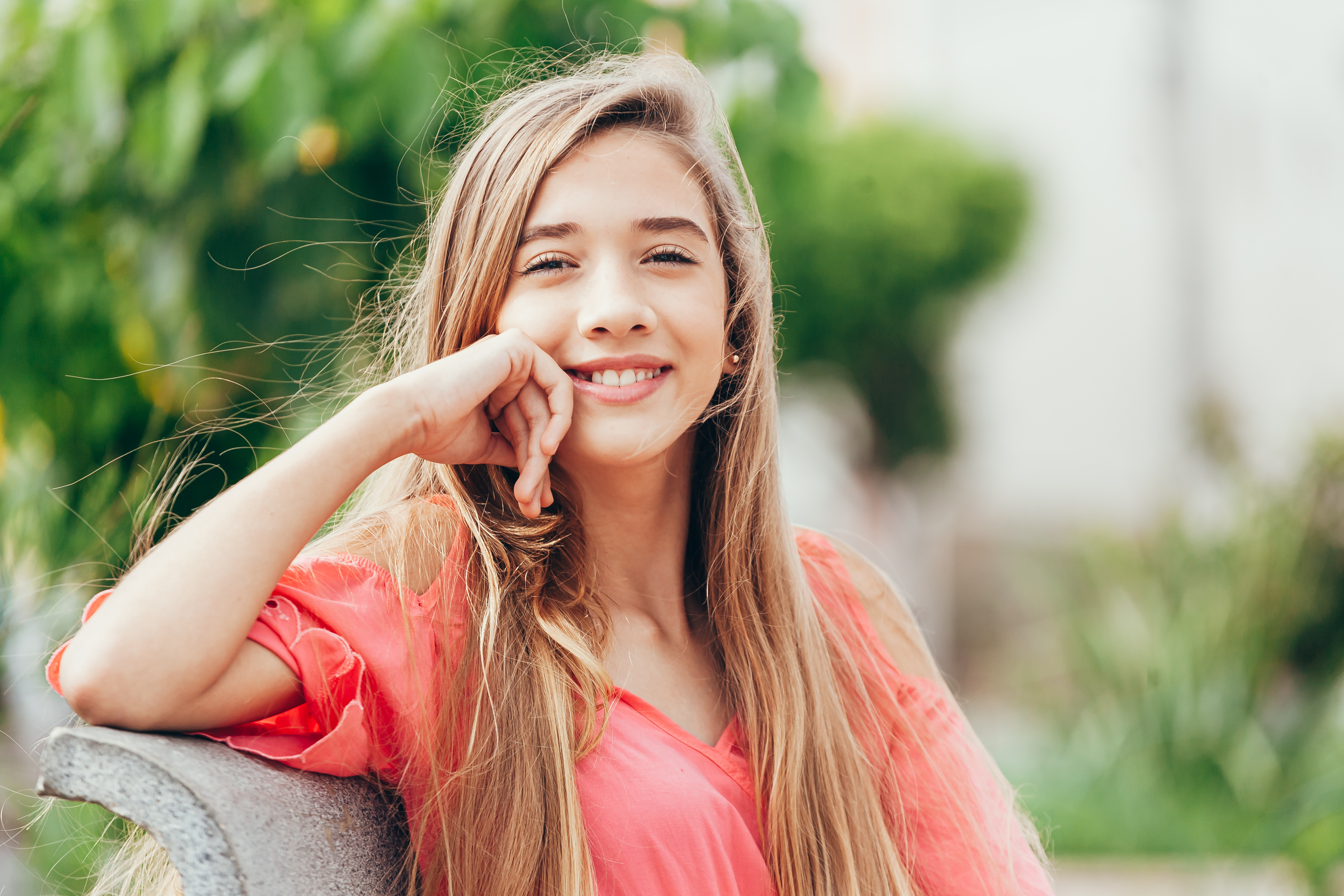 Une jeune fille souriant | Source : Shutterstock
