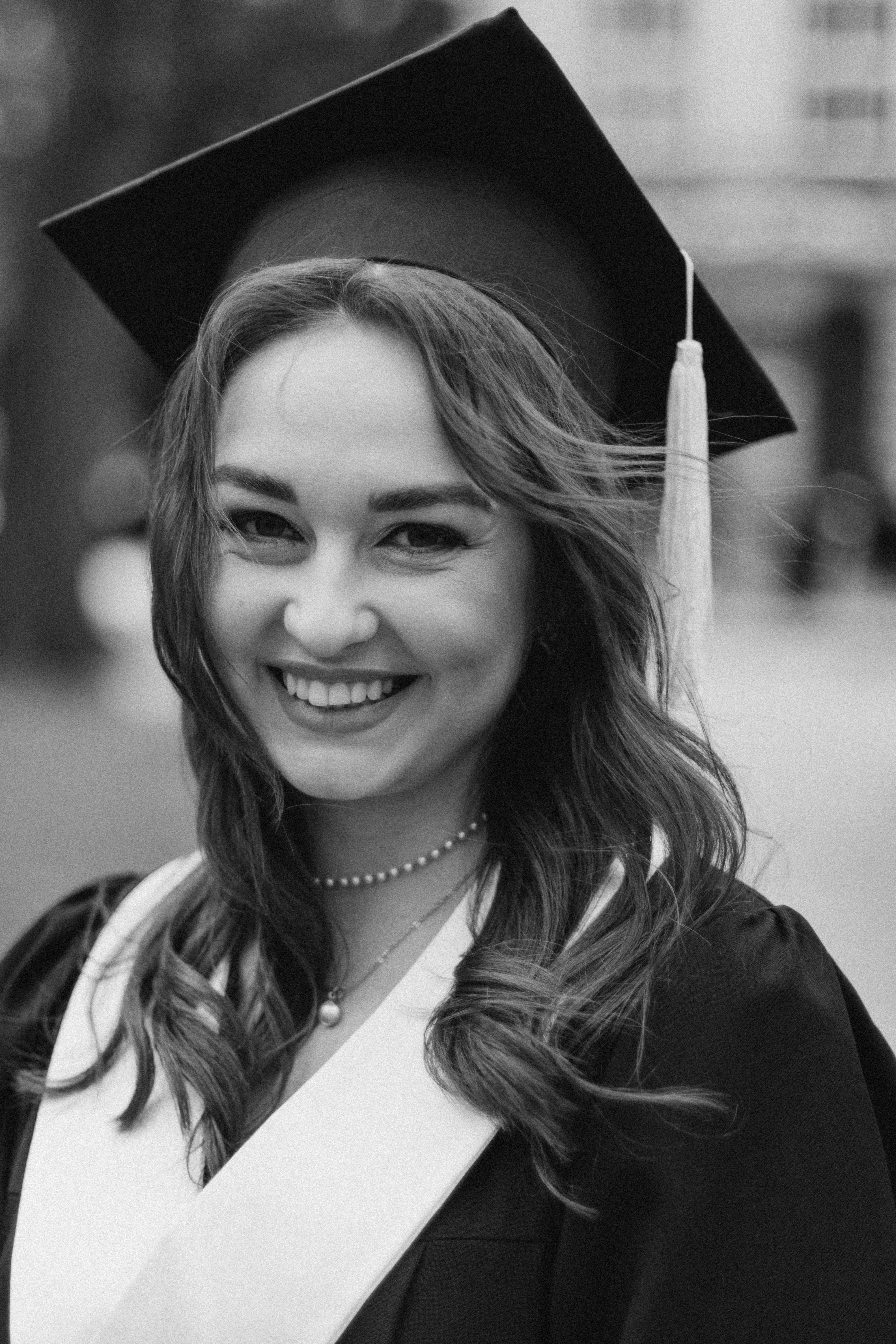 Une femme sourit pendant la remise des diplômes | Source : Pexels