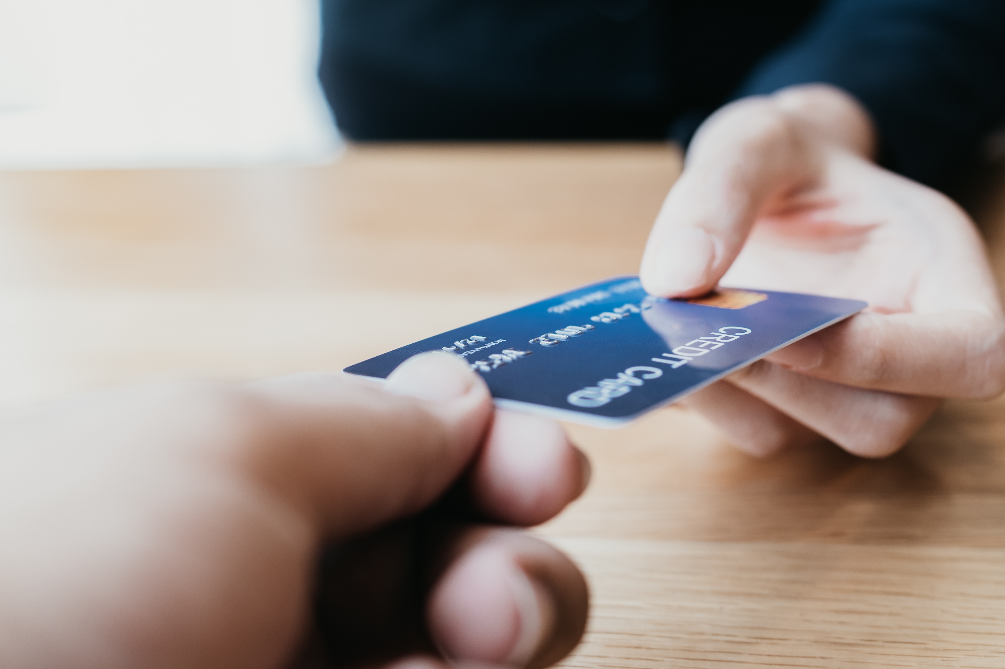 Une personne remettant une carte de crédit | Source : Shutterstock