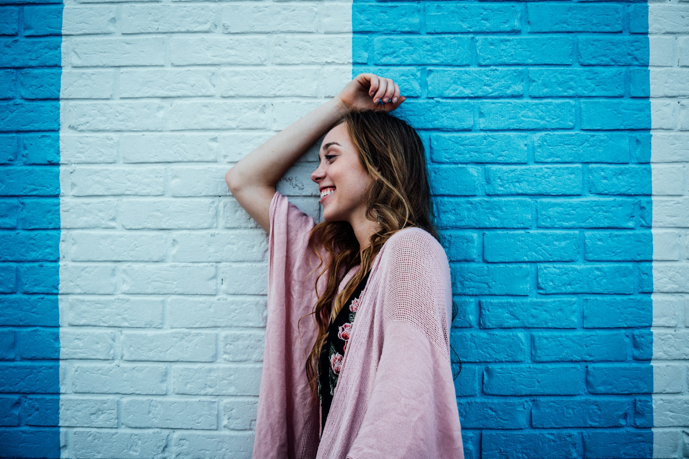 Une femme adossée à un mur | Source : Unsplash