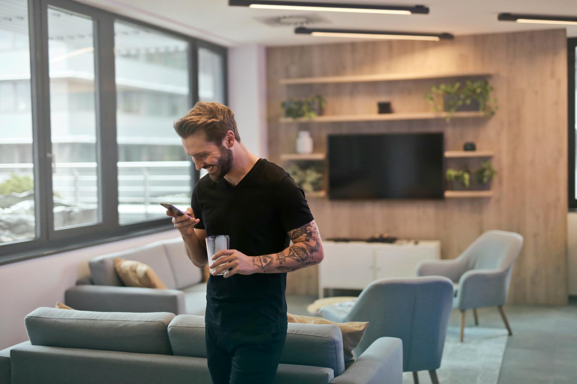 Un homme qui regarde son téléphone | Source : Pexels