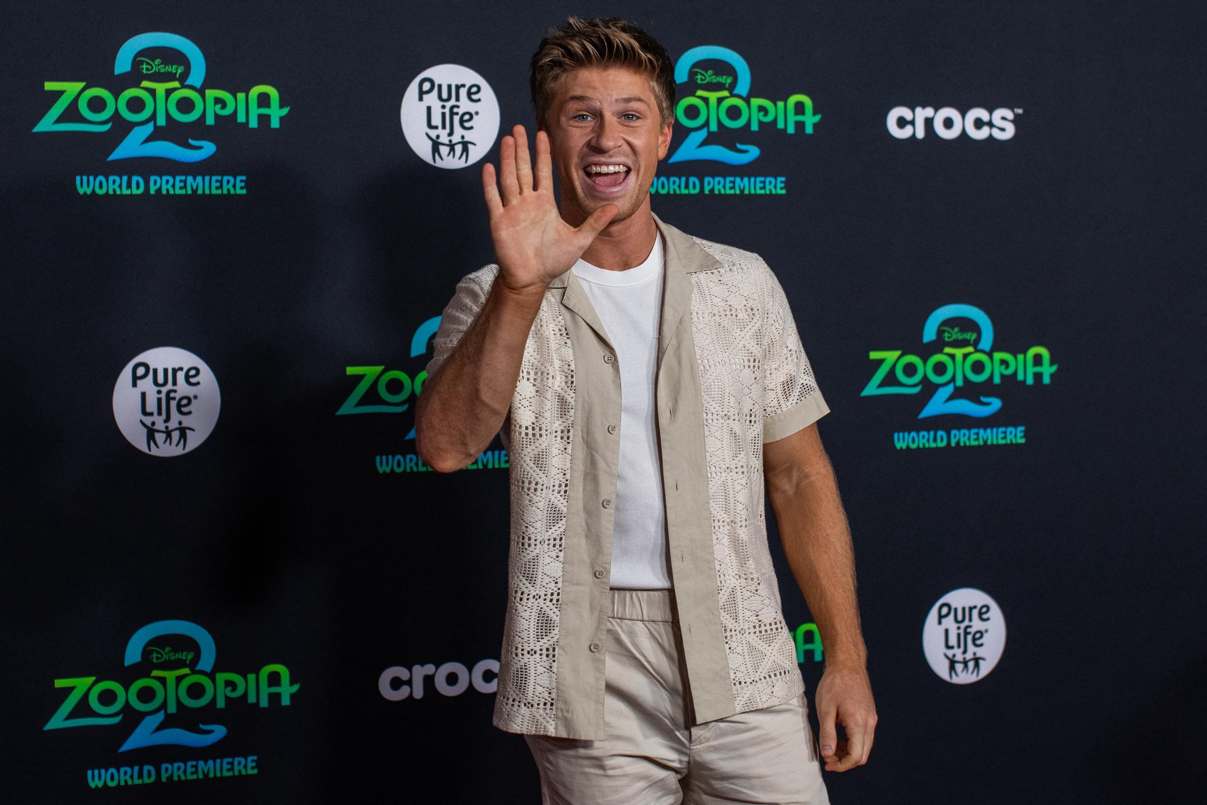Robert Irwin assiste à la première mondiale de Walt Disney Animation Studios « Zootopia 2 » à Los Angeles, California, le 13 novembre 2025. | Source : Getty Images