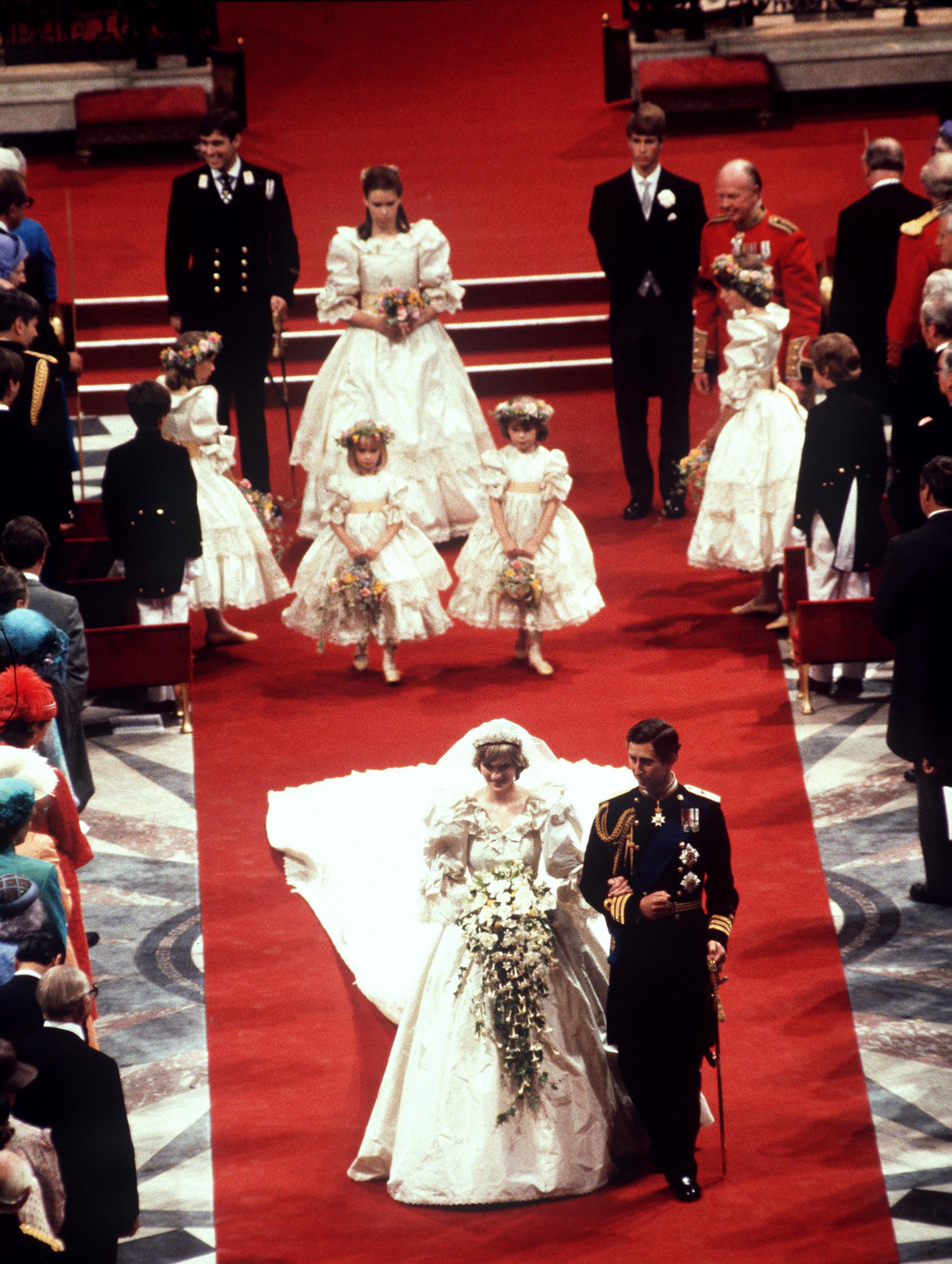 La princesse Diana et le prince Charles avec leurs demoiselles d'honneur et leurs garçons de page : Celementine Hambro, Catherine Cameron, India Hicks, Sarah Jane Gaselee, Edward Van Cutsem, Lord Nicholas Windsor, Sarah Armstrong-Jones à la cathédrale St Paul le 29 juillet 1981 à Londres, Angleterre. | Source : Getty Images