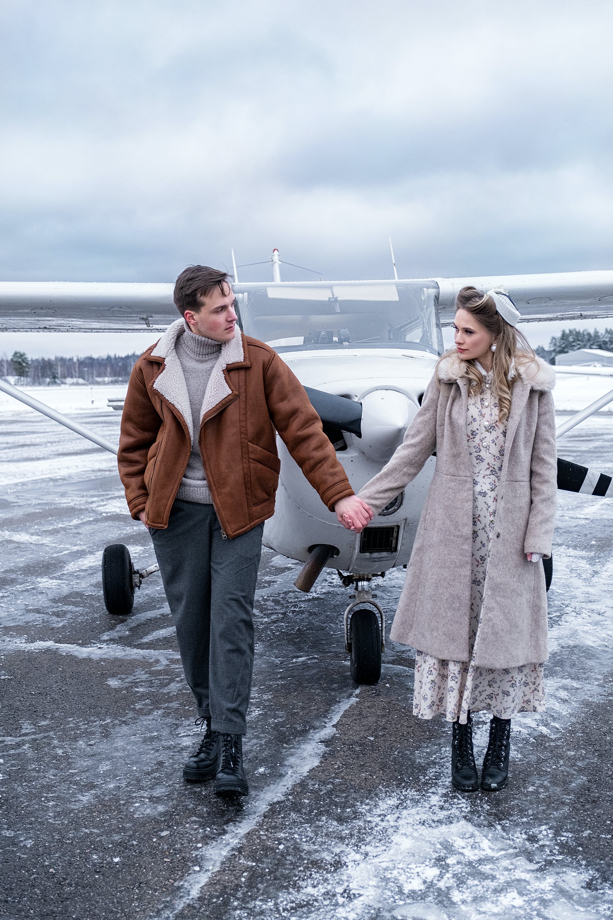 Un jeune couple se tenant la main sur un aérodrome | Source : Pexels