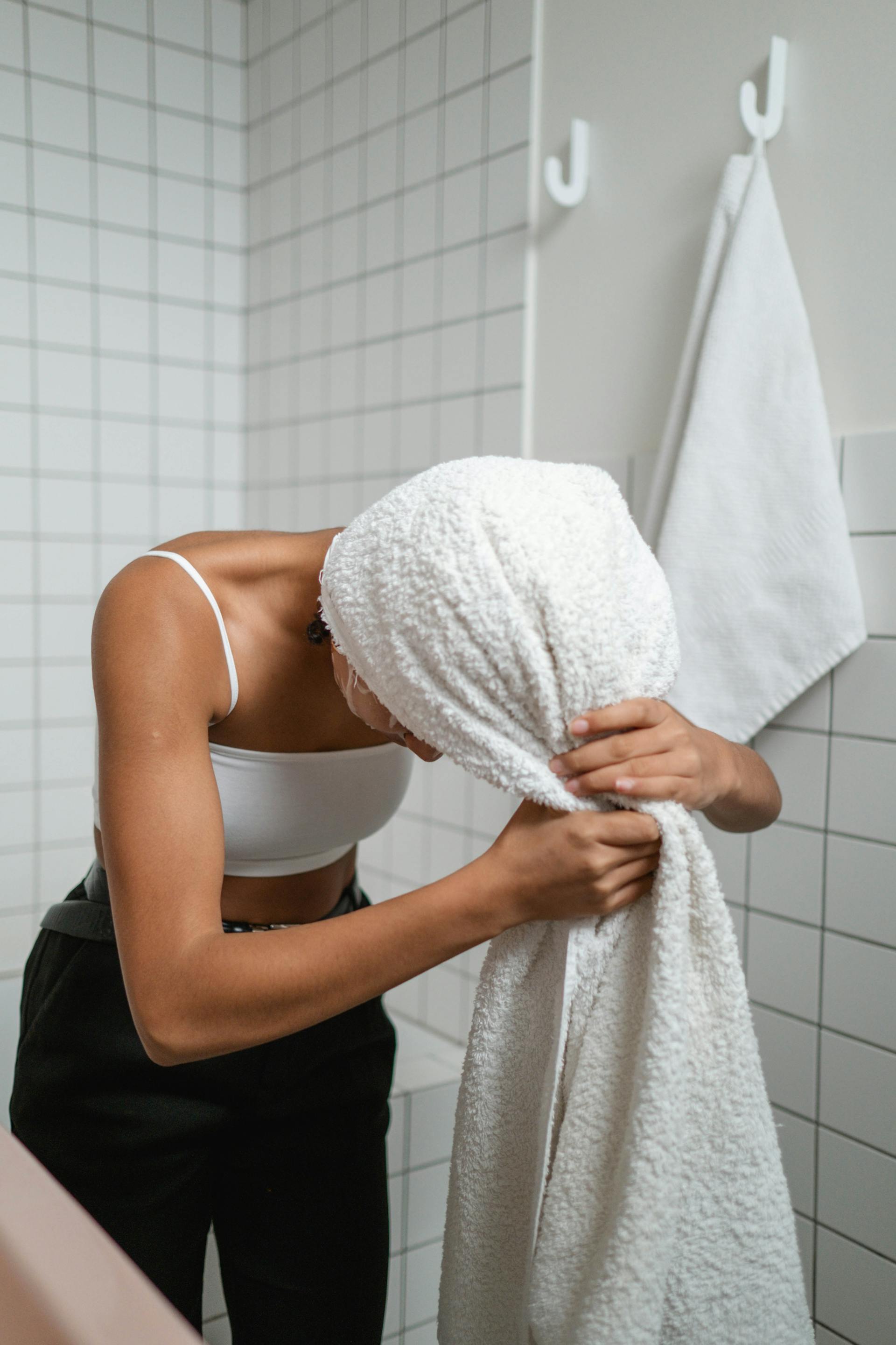 Une femme s'enveloppant les cheveux avec une serviette | Source : Pexels